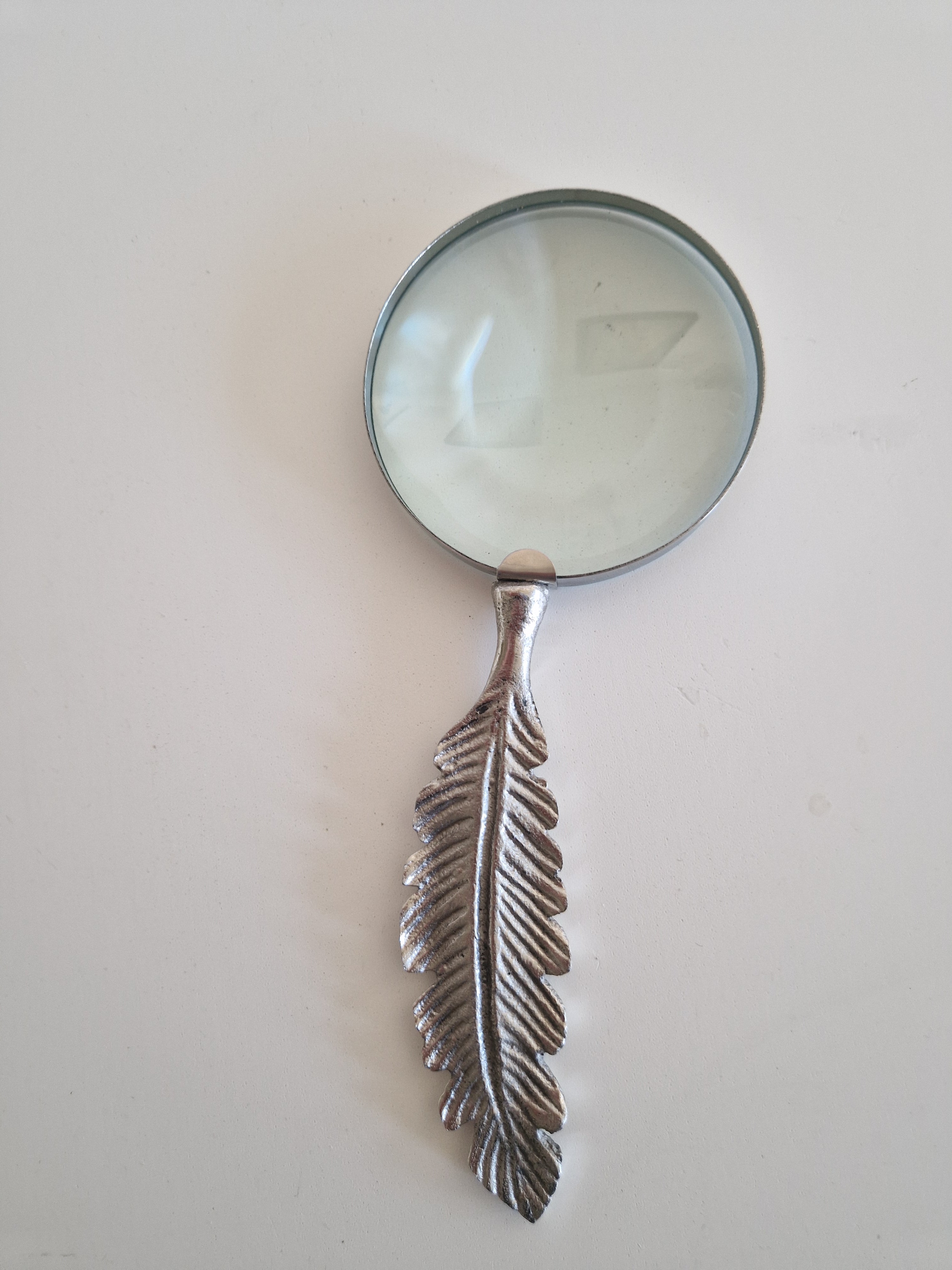 Loupe décorative avec manche en plume / penne – Étain finition argent antique | Lentille en verre ronde | 28 cm | Accessoire de bureau d'écriture