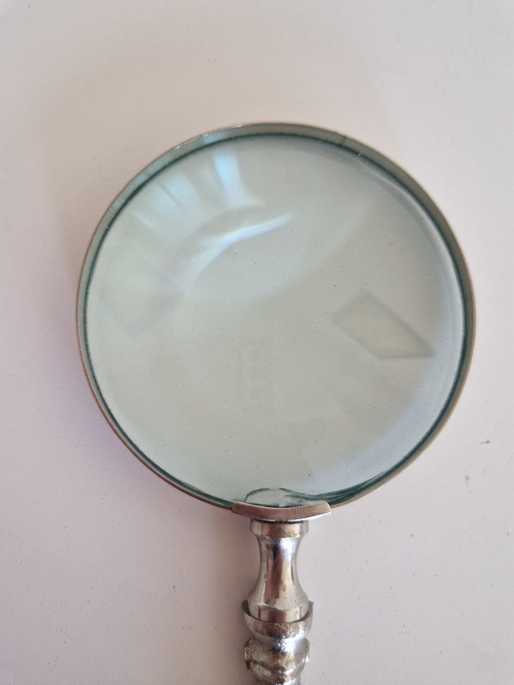 Vintage Magnifying Glass with Silver Skull Handle – Gothic Cabinet Curiosity, 27 cm