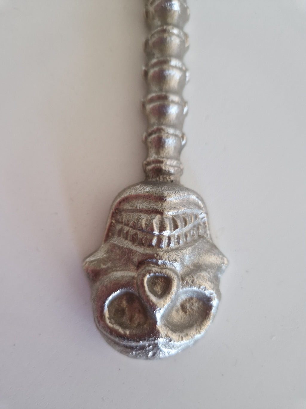 Vintage Magnifying Glass with Silver Skull Handle – Gothic Cabinet Curiosity, 27 cm