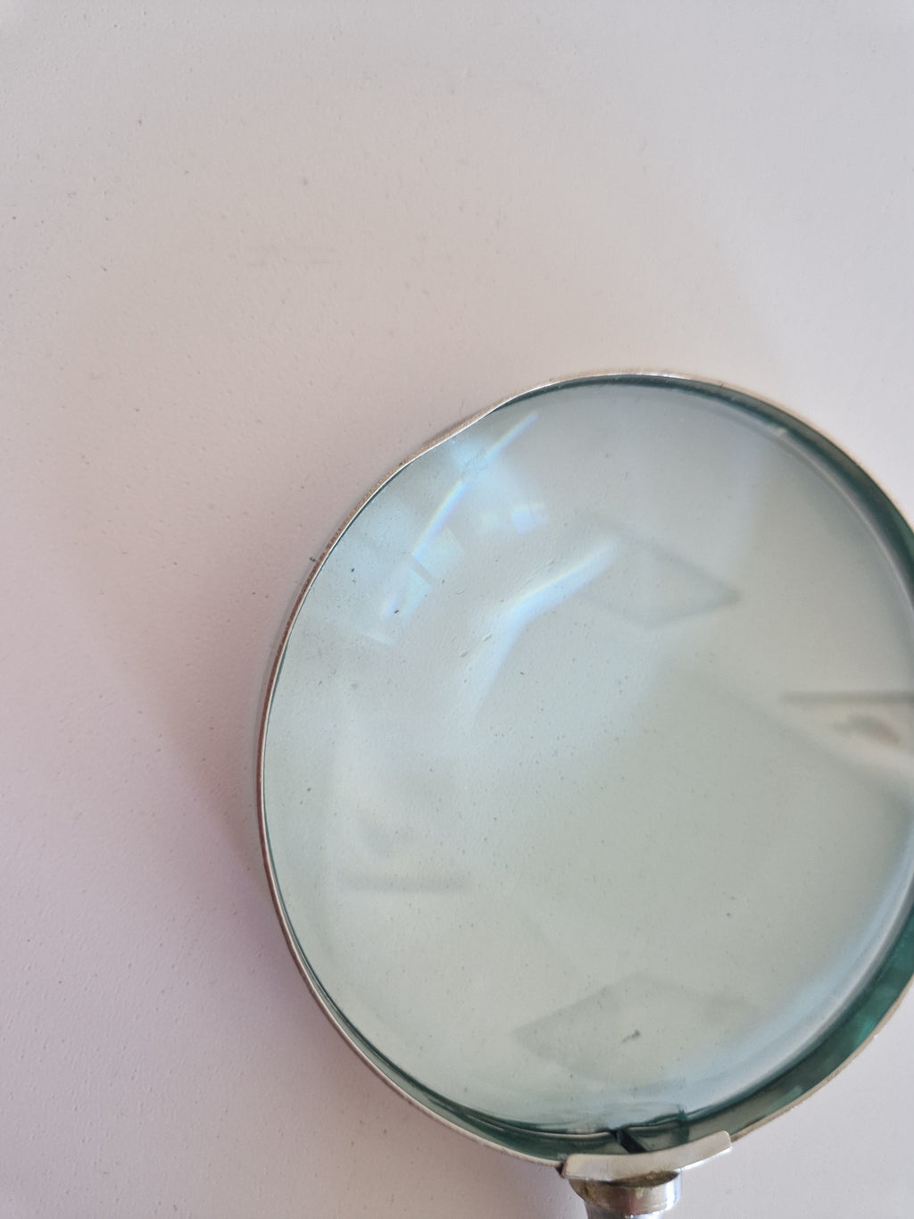 Vintage Magnifying Glass with Silver Skull Handle – Gothic Cabinet Curiosity, 27 cm