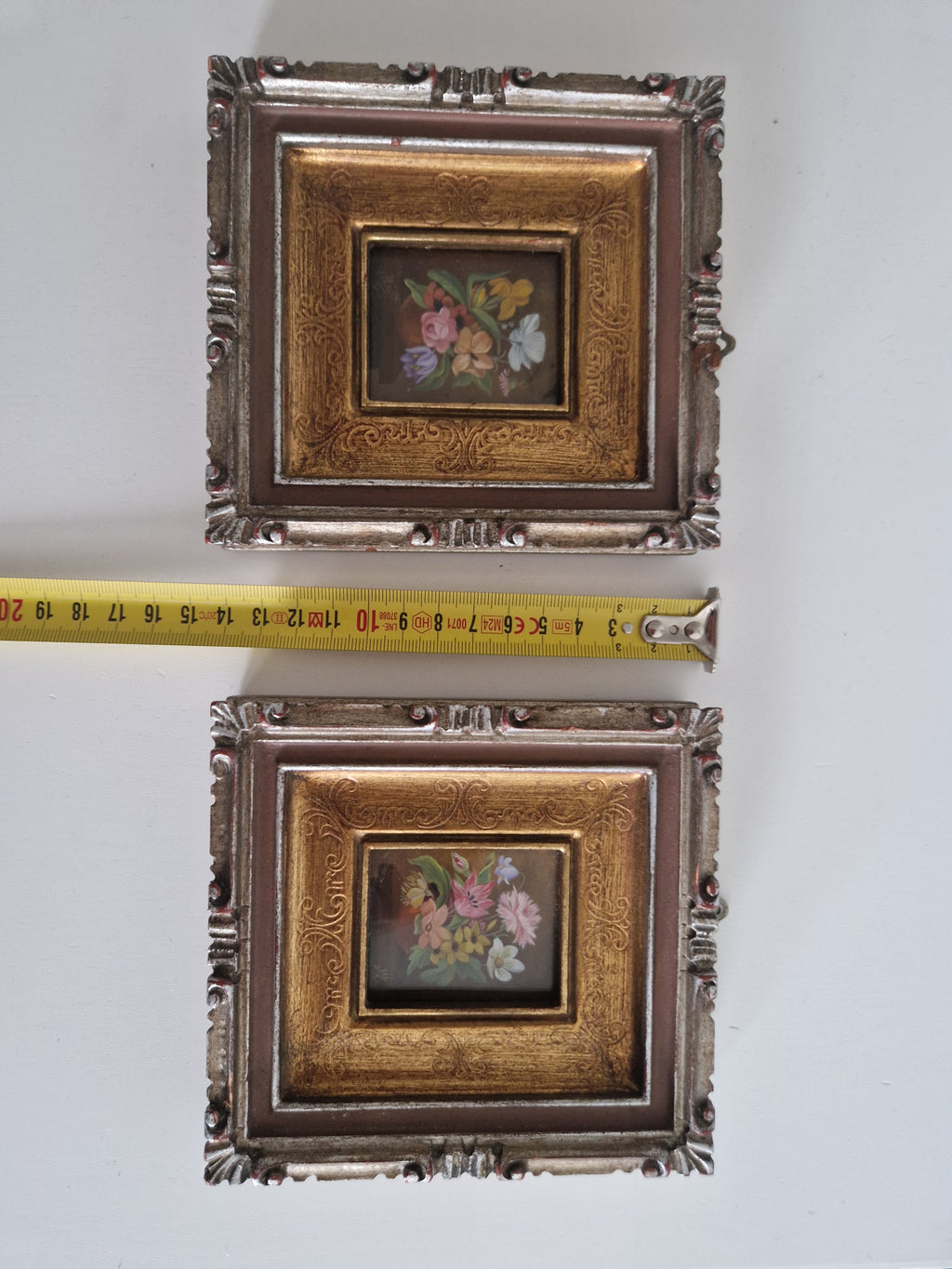 Paar antiker Miniatur-Ölgemälde mit Blumenmotiven in verzierten Goldrahmen