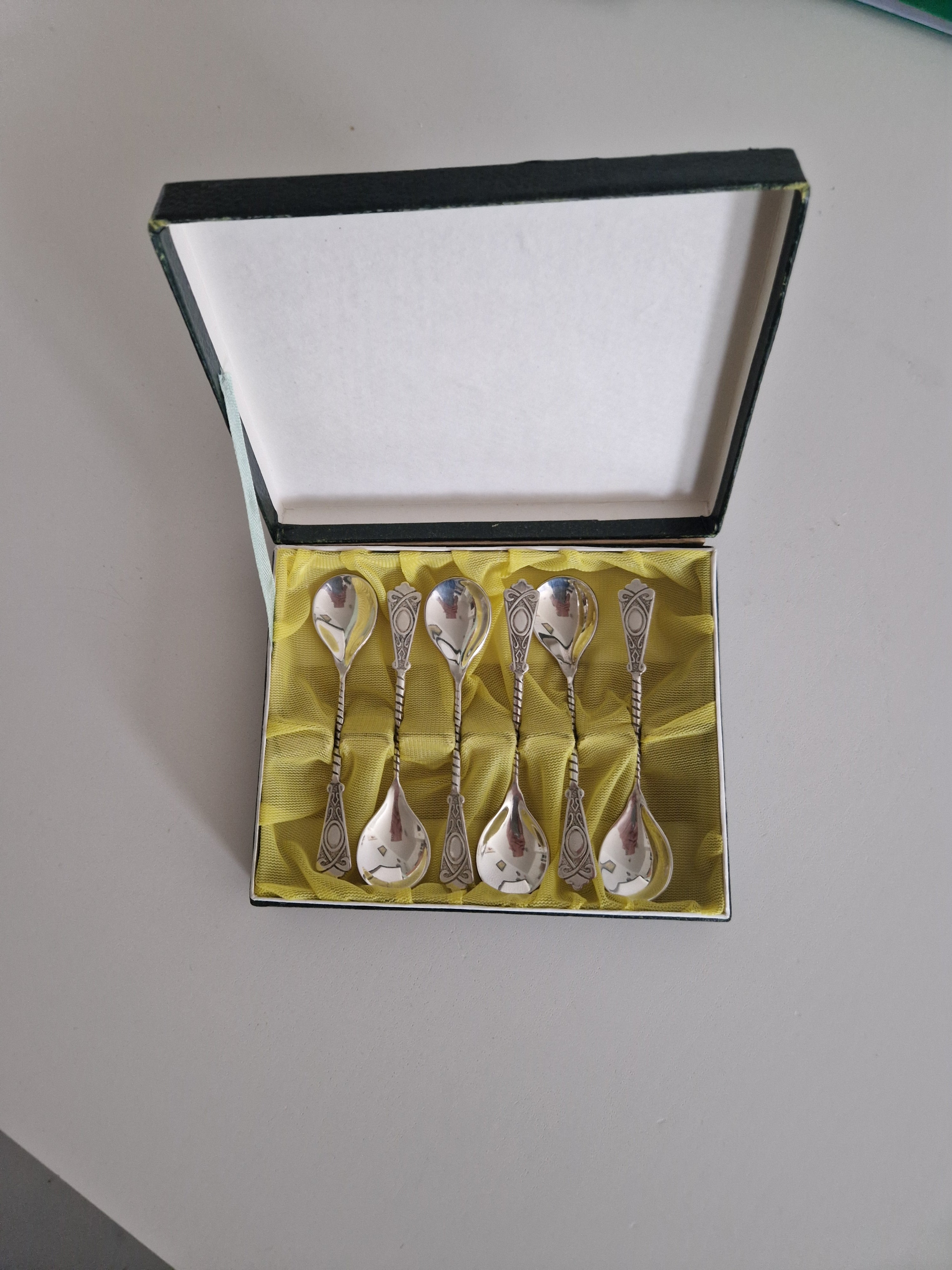 Set aus 6 versilberten Kaffeelöffeln – Jugendstil | Kyrillischer Stempel | Gedrehte Stiele | Originale Präsentationsbox | 10 cm
