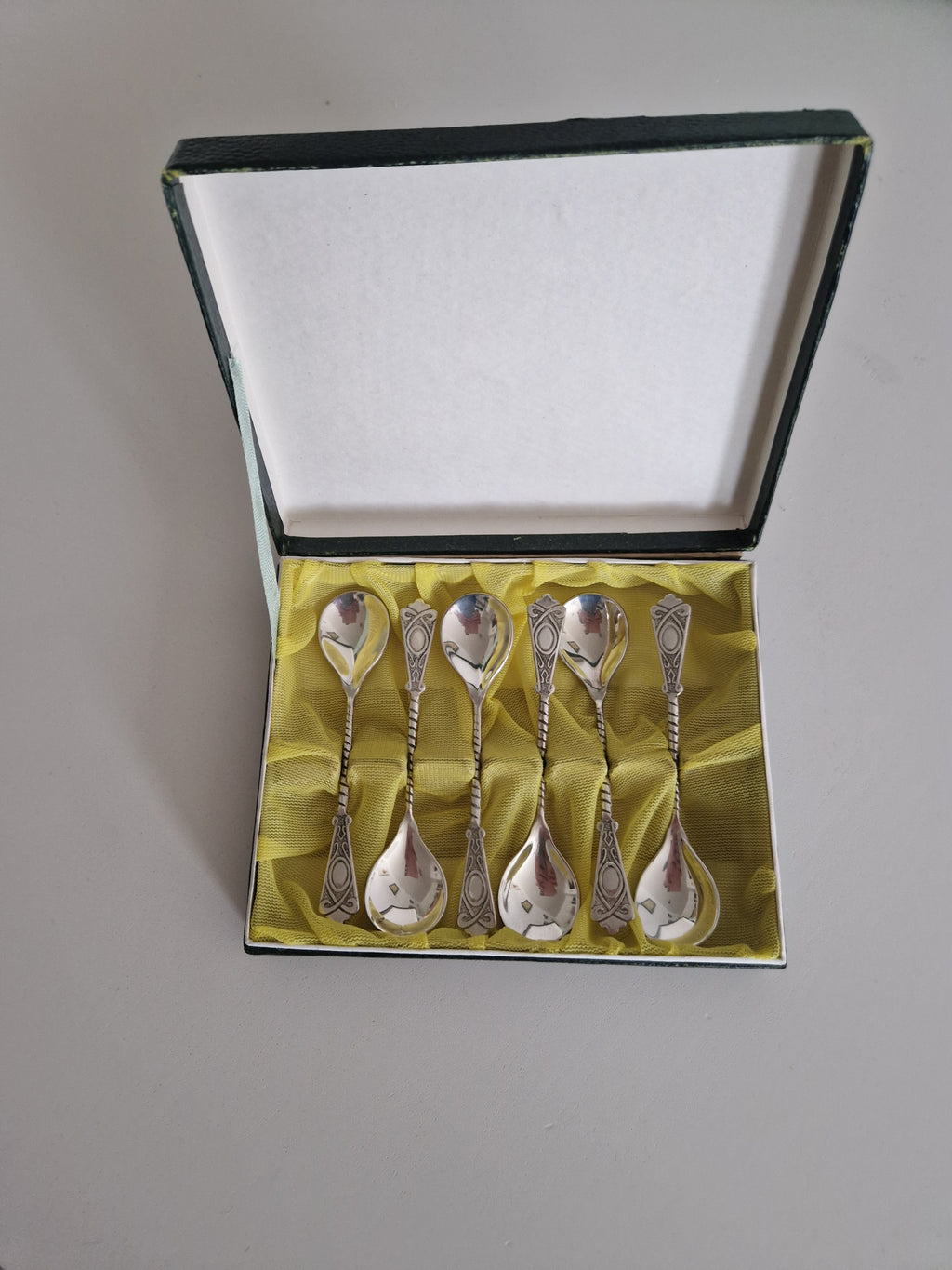 Set aus 6 versilberten Kaffeelöffeln – Jugendstil | Kyrillischer Stempel | Gedrehte Stiele | Originale Präsentationsbox | 10 cm