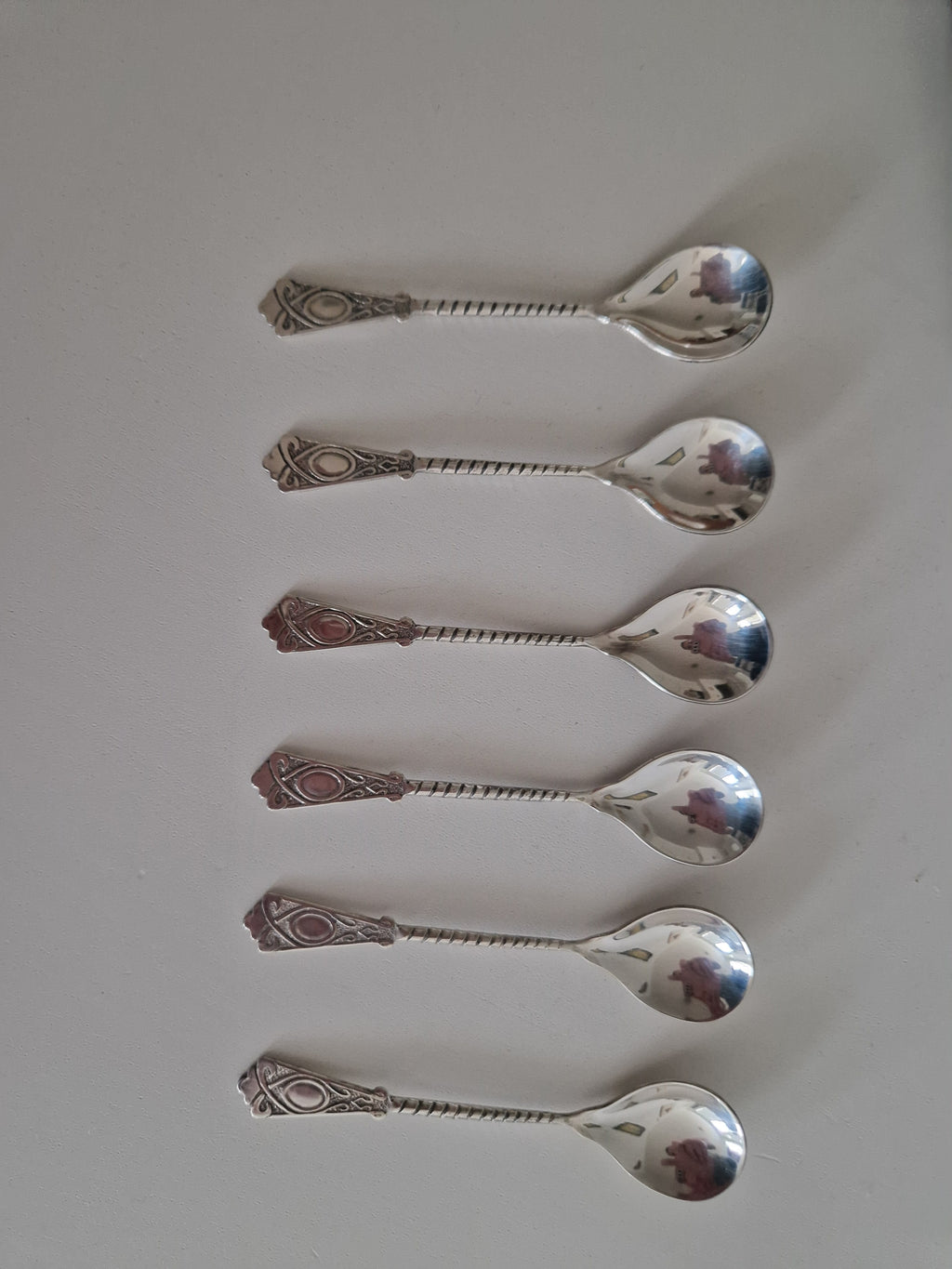 Set aus 6 versilberten Kaffeelöffeln – Jugendstil | Kyrillischer Stempel | Gedrehte Stiele | Originale Präsentationsbox | 10 cm