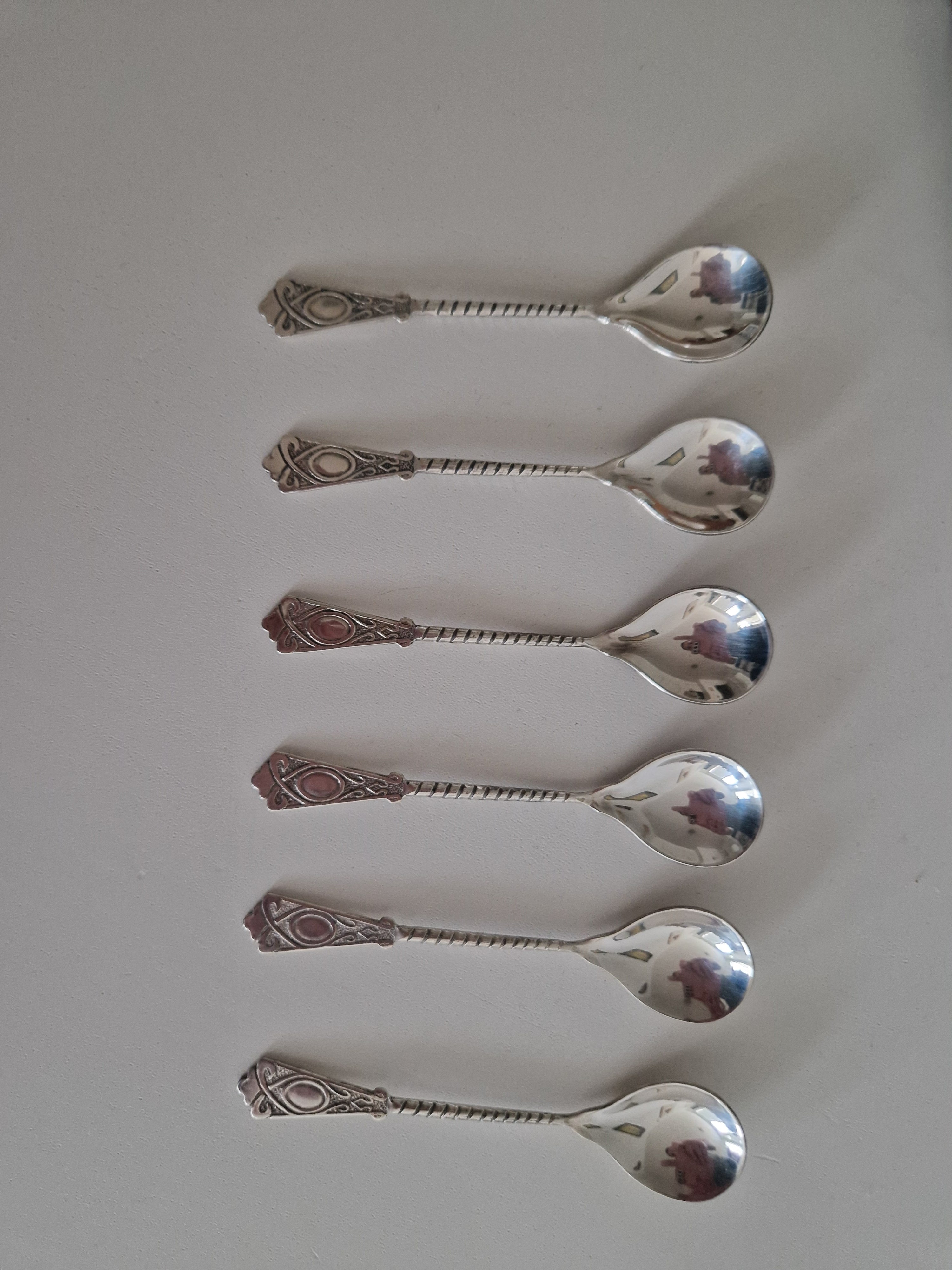 Set aus 6 versilberten Kaffeelöffeln – Jugendstil | Kyrillischer Stempel | Gedrehte Stiele | Originale Präsentationsbox | 10 cm