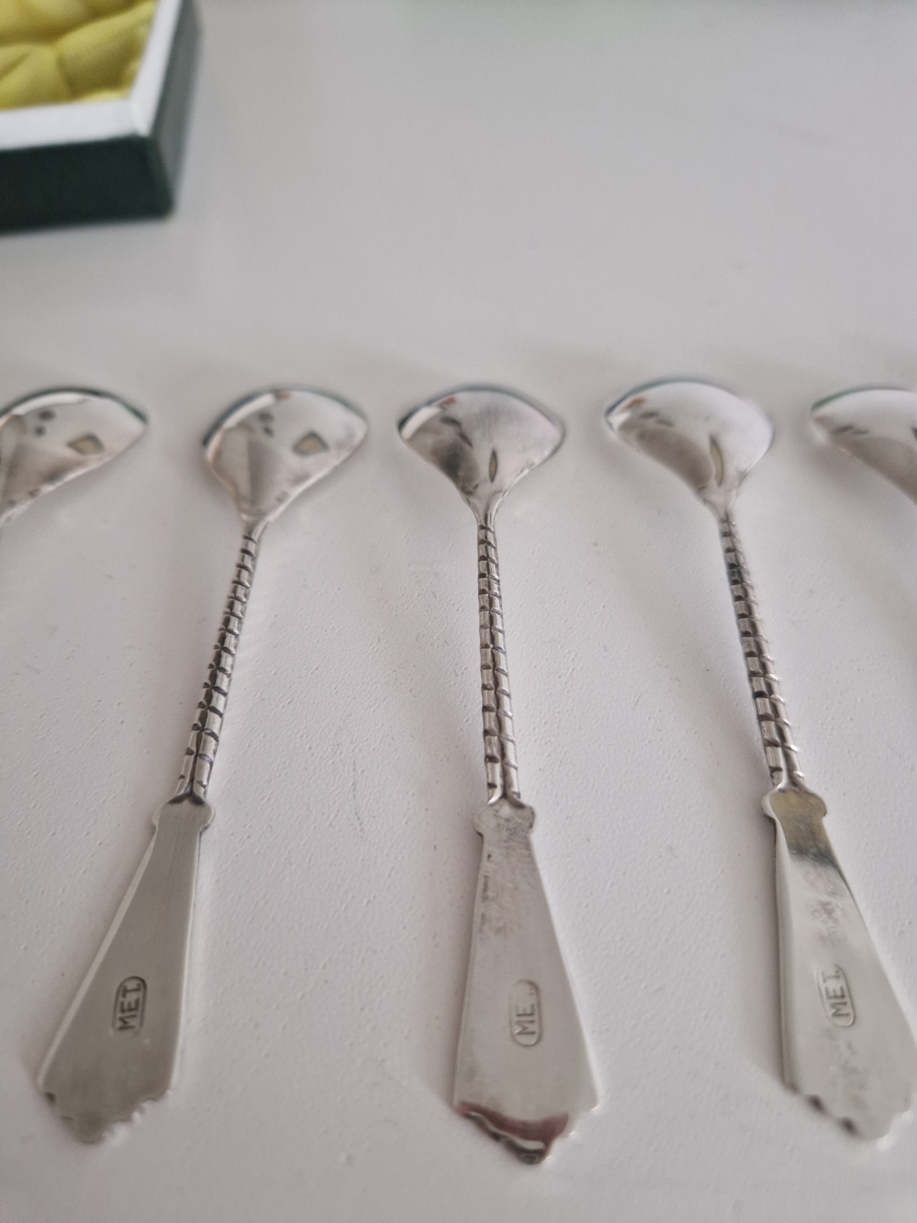 Set aus 6 versilberten Kaffeelöffeln – Jugendstil | Kyrillischer Stempel | Gedrehte Stiele | Originale Präsentationsbox | 10 cm