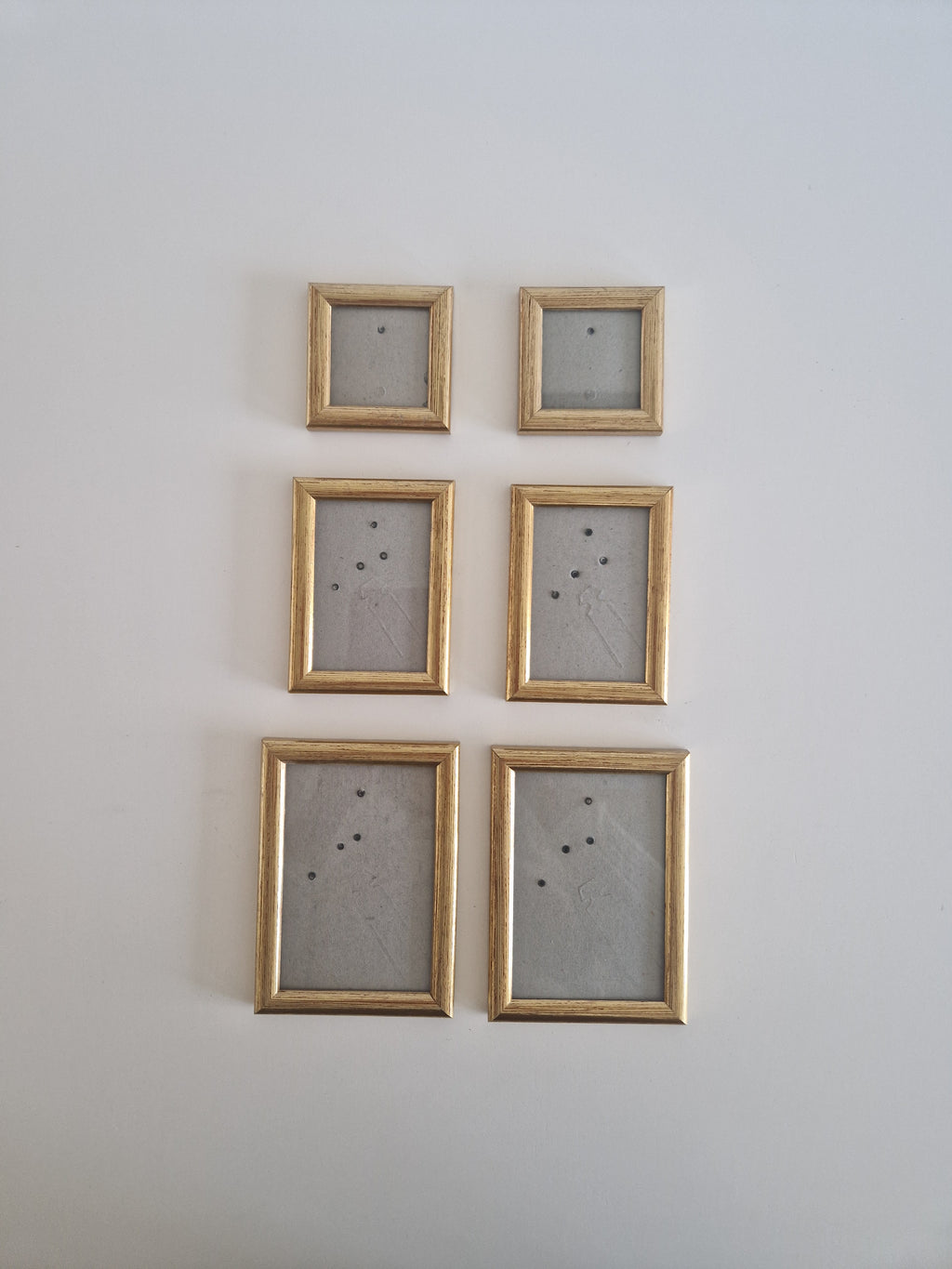 Set aus sechs goldenen Holzrahmen