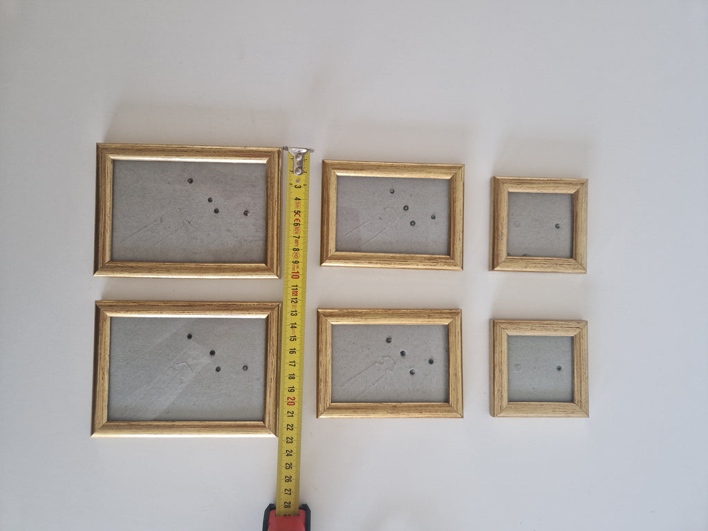 Set aus sechs goldenen Holzrahmen