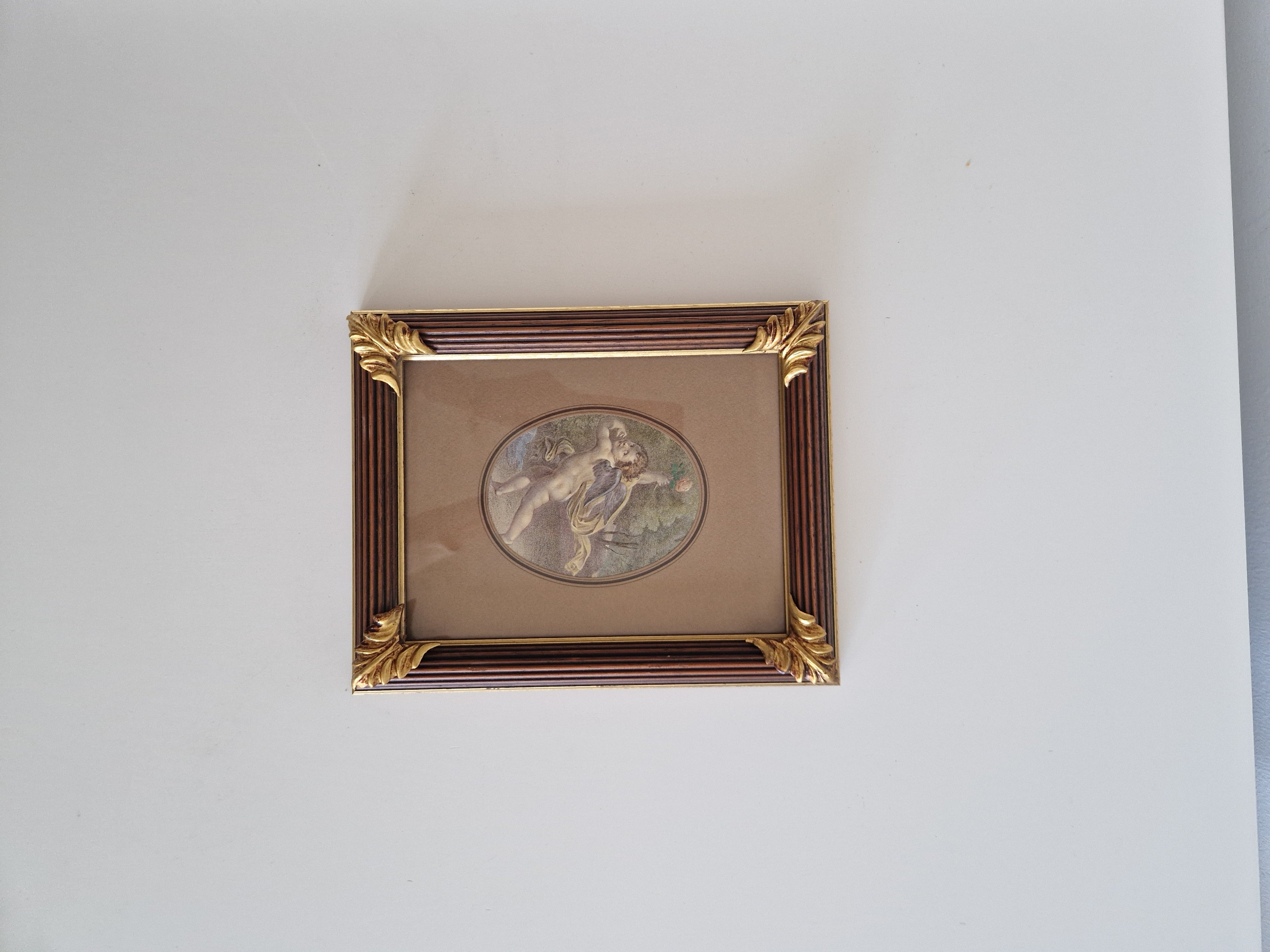Antike handkolorierte Punktierstich – Allegorische Figur mit Putto & Rosen | Oval | Vergoldeter Akanthusrahmen | 28 × 31 cm