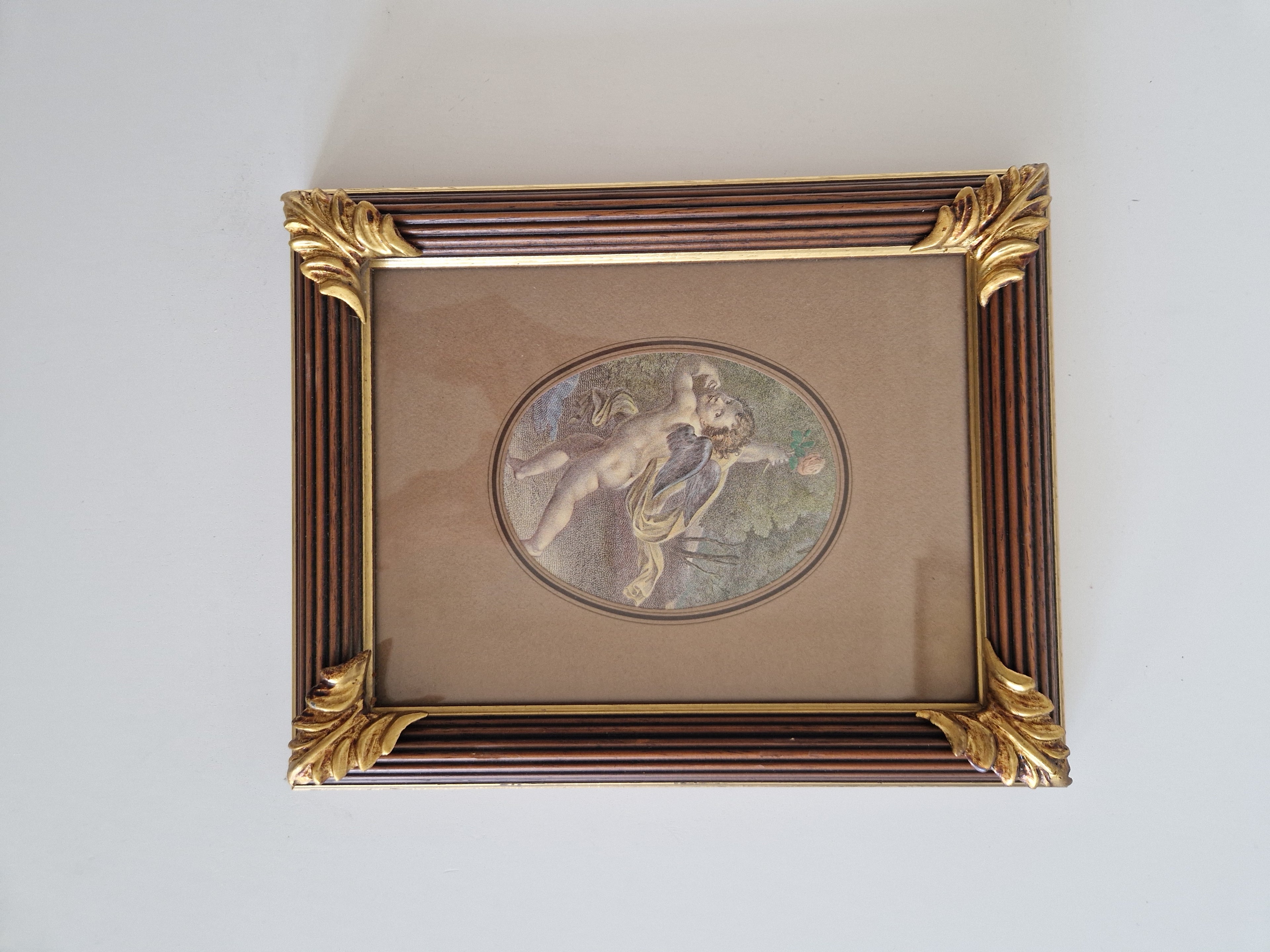 Antike handkolorierte Punktierstich – Allegorische Figur mit Putto & Rosen | Oval | Vergoldeter Akanthusrahmen | 28 × 31 cm