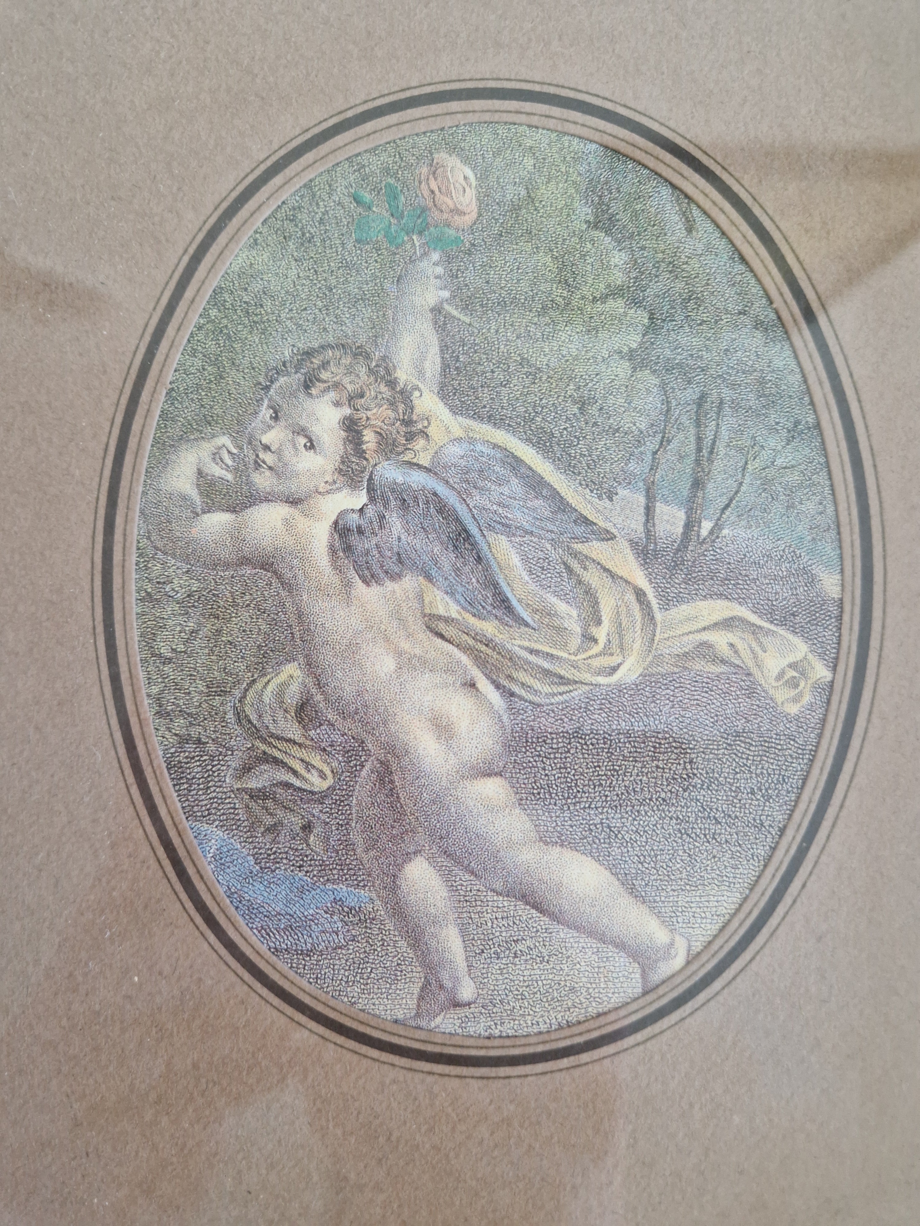 Antike handkolorierte Punktierstich – Allegorische Figur mit Putto & Rosen | Oval | Vergoldeter Akanthusrahmen | 28 × 31 cm