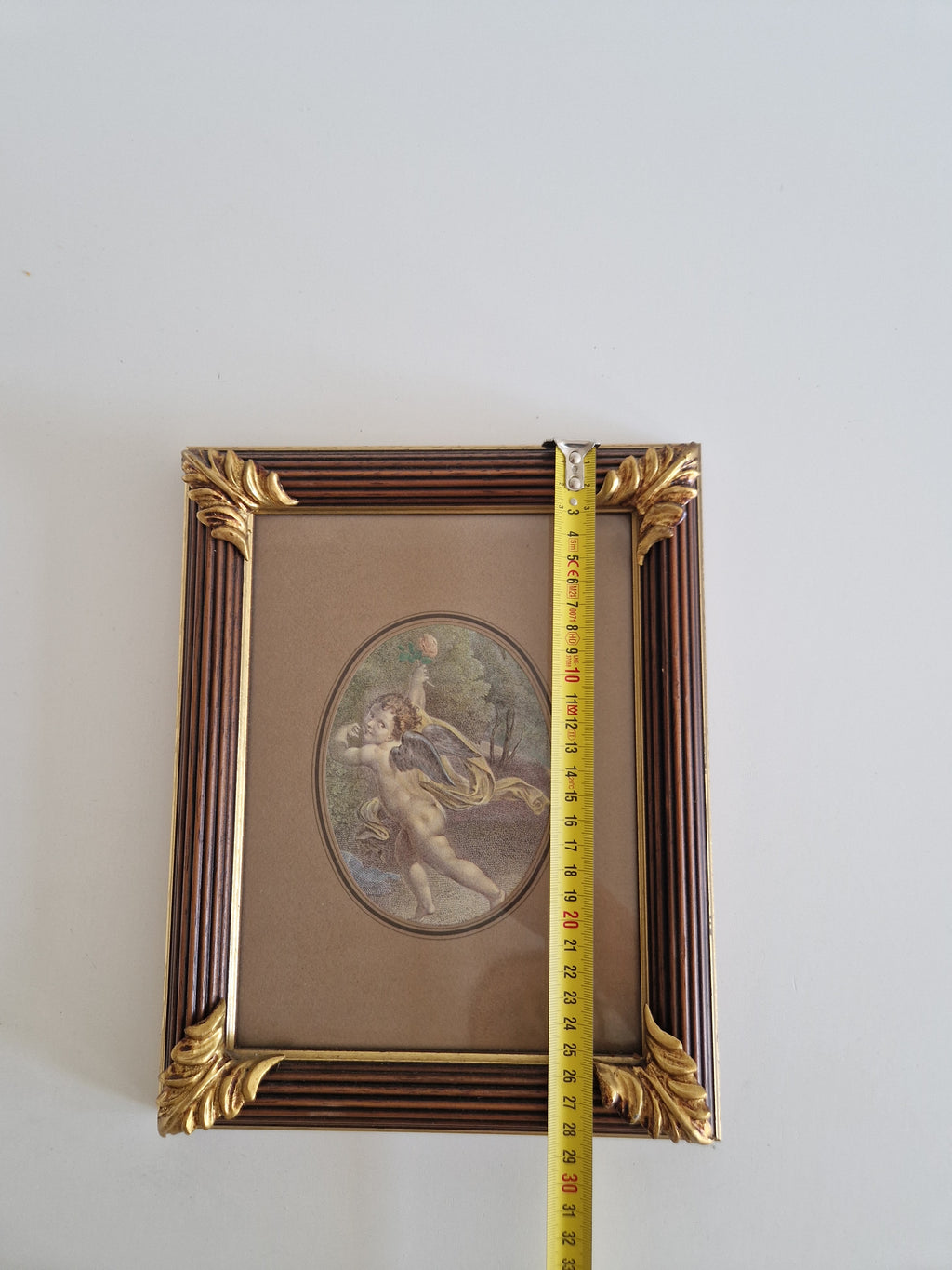 Antike handkolorierte Punktierstich – Allegorische Figur mit Putto & Rosen | Oval | Vergoldeter Akanthusrahmen | 28 × 31 cm