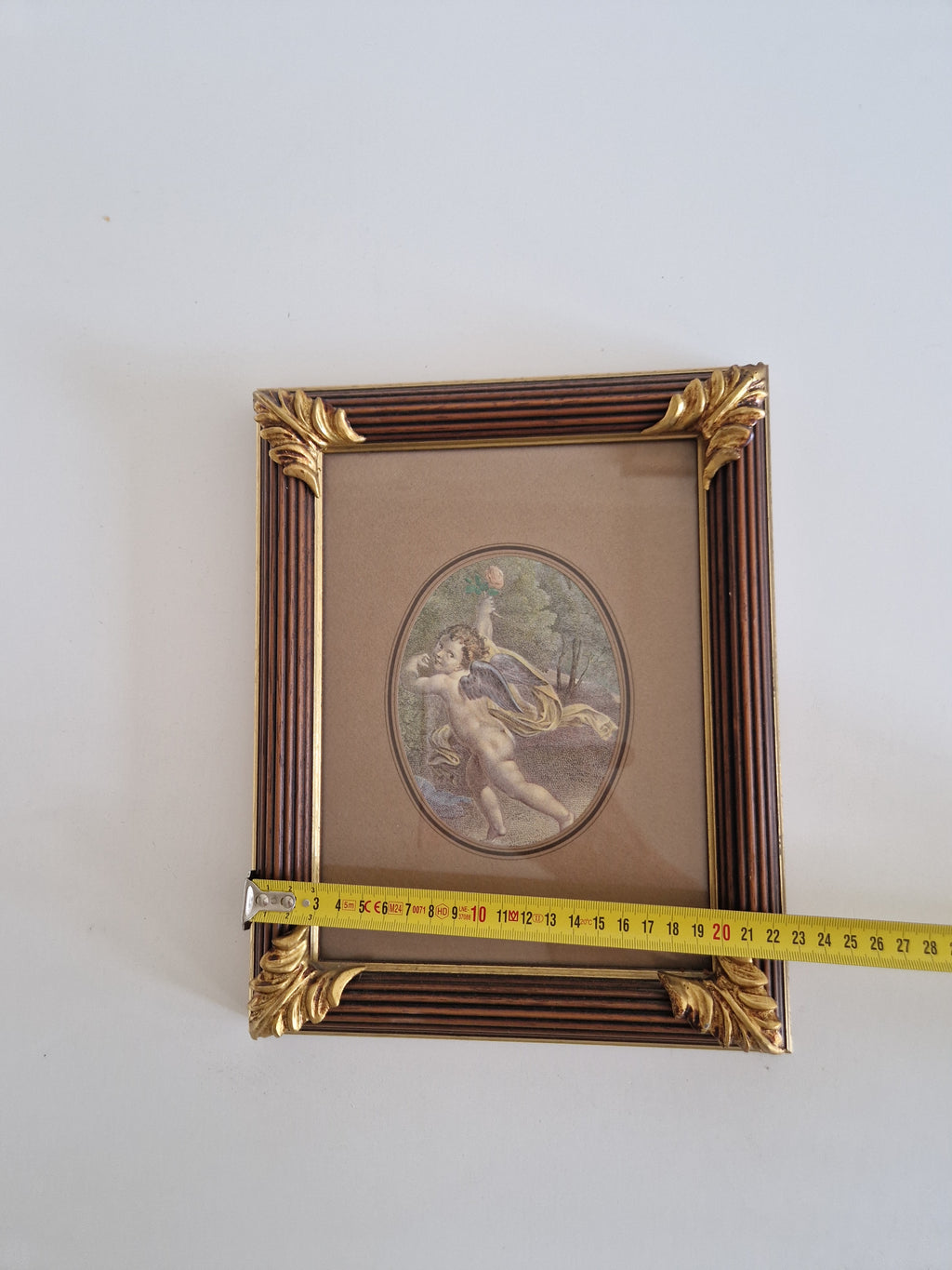 Antike handkolorierte Punktierstich – Allegorische Figur mit Putto & Rosen | Oval | Vergoldeter Akanthusrahmen | 28 × 31 cm
