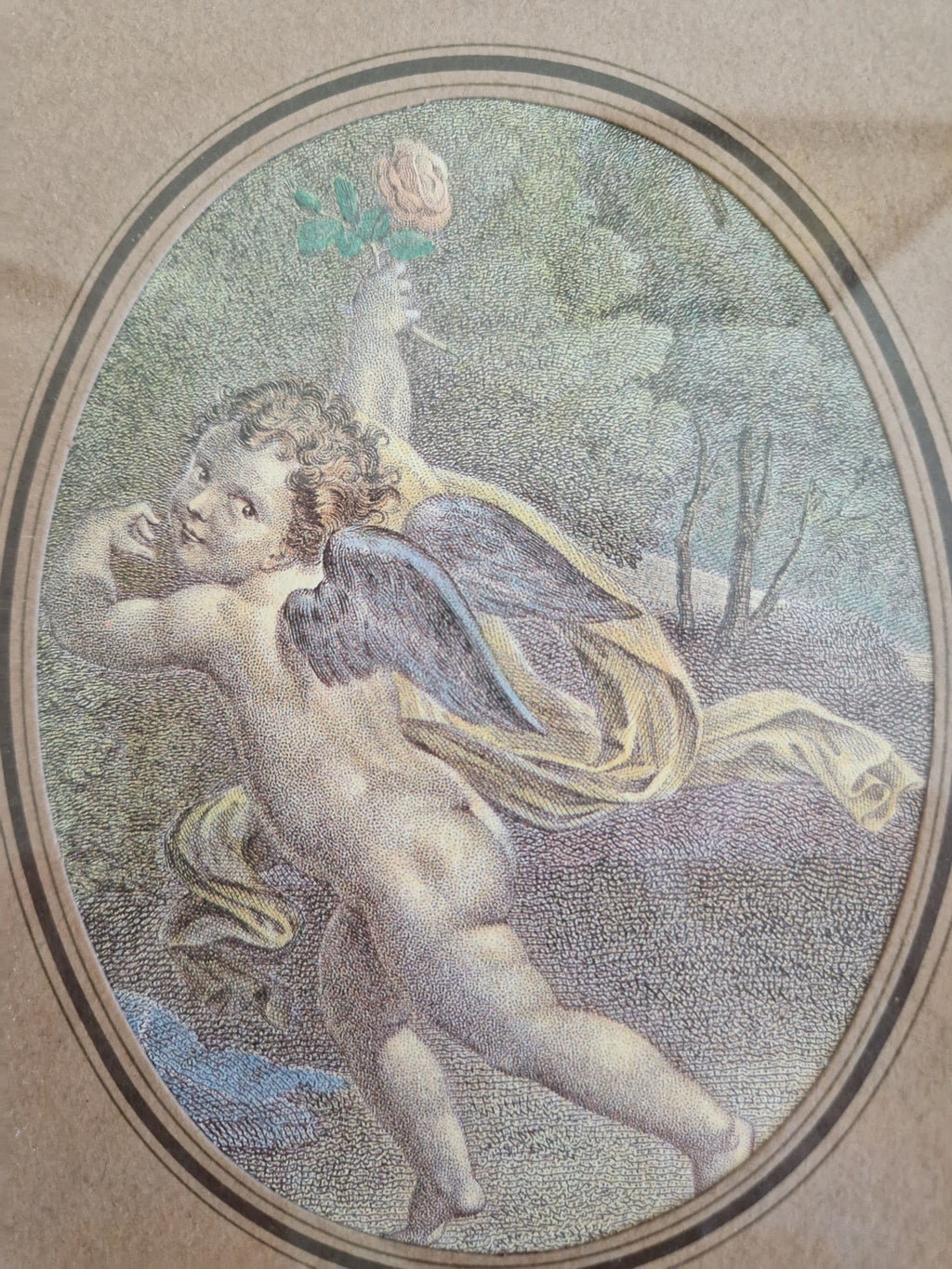 Antike handkolorierte Punktierstich – Allegorische Figur mit Putto & Rosen | Oval | Vergoldeter Akanthusrahmen | 28 × 31 cm