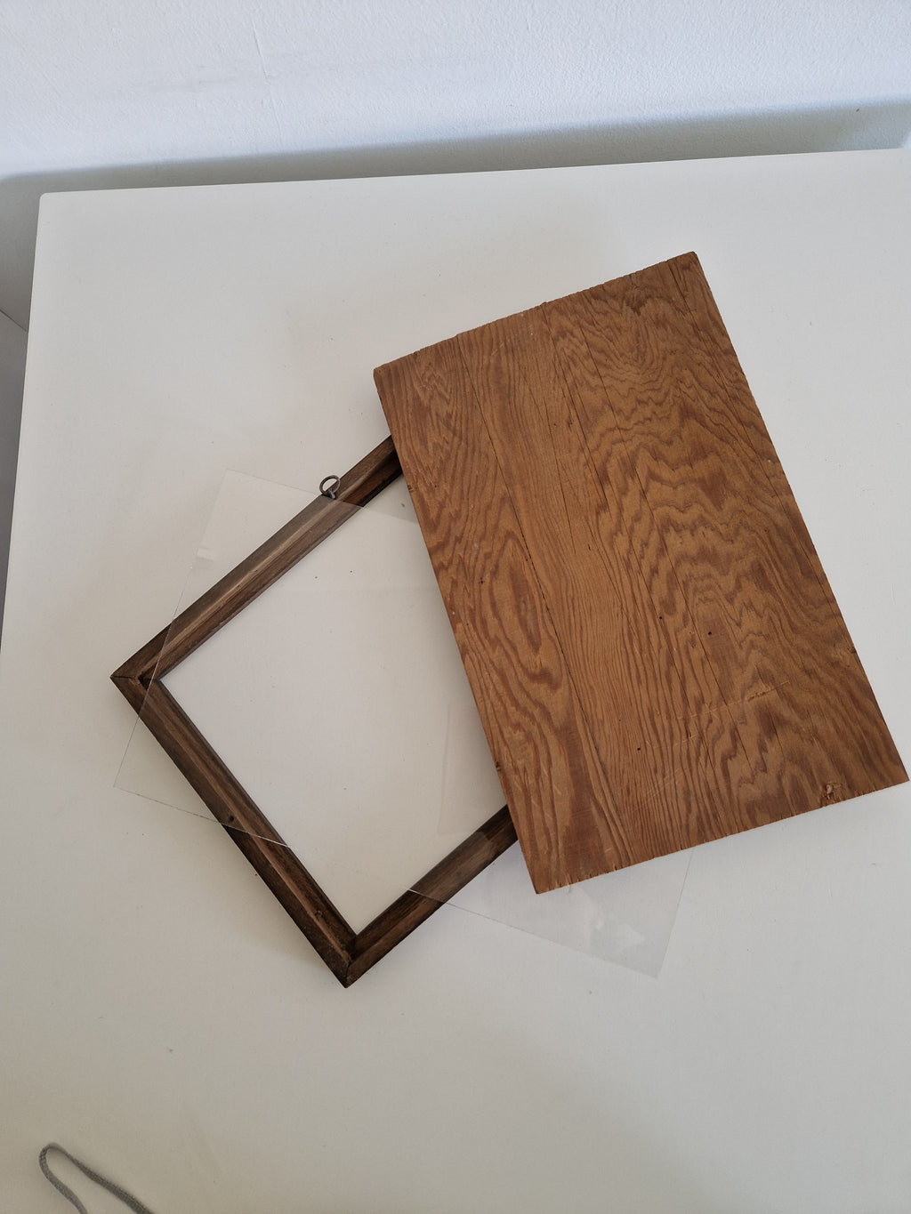 Antiker handgefertigter Holzbilderrahmen mit Glas – Massivholz, Nussbaumfarben