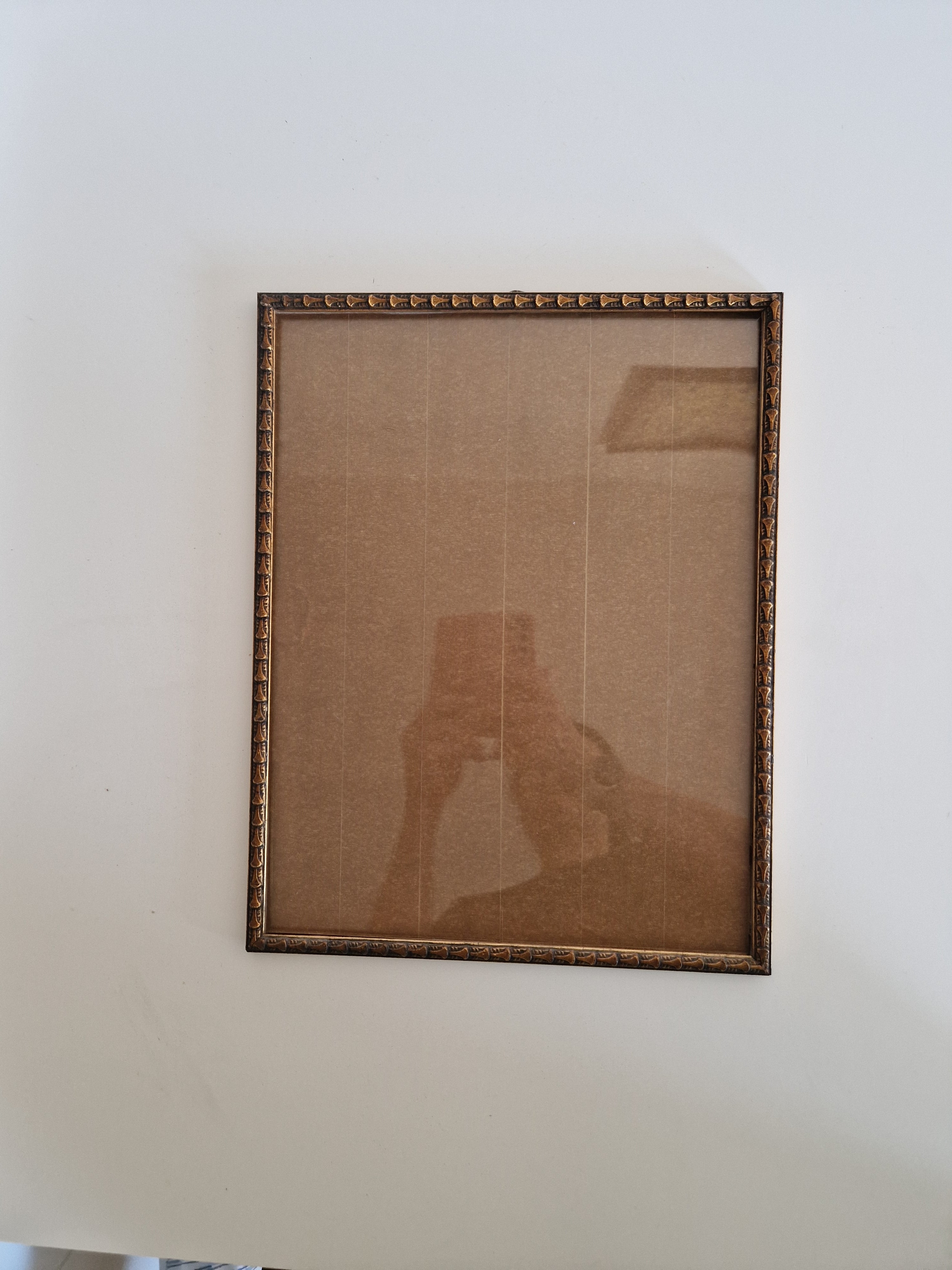 Cadre photo orné gaufré vintage avec verre – Bronze doré, 30×38 cm