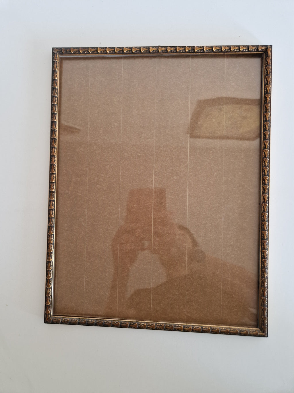Cadre photo orné gaufré vintage avec verre – Bronze doré, 30×38 cm