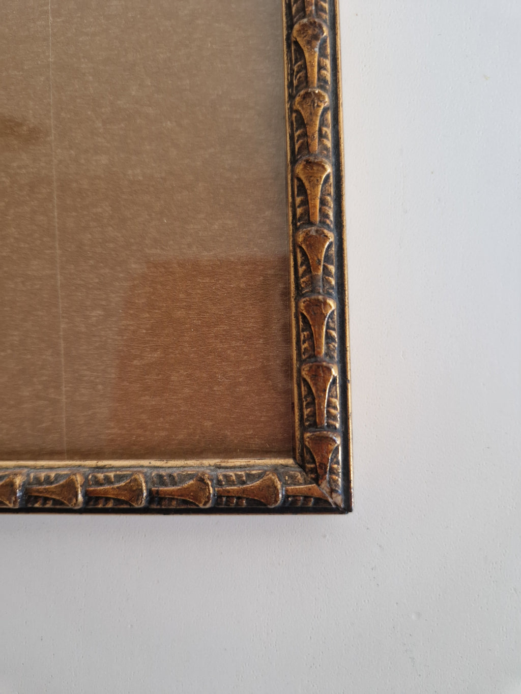 Cadre photo orné gaufré vintage avec verre – Bronze doré, 30×38 cm