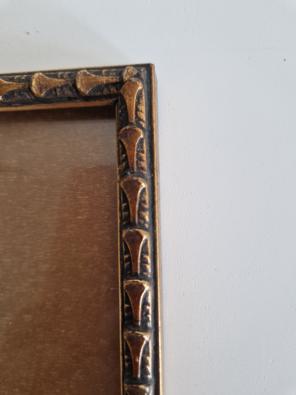 Cadre photo orné gaufré vintage avec verre – Bronze doré, 30×38 cm