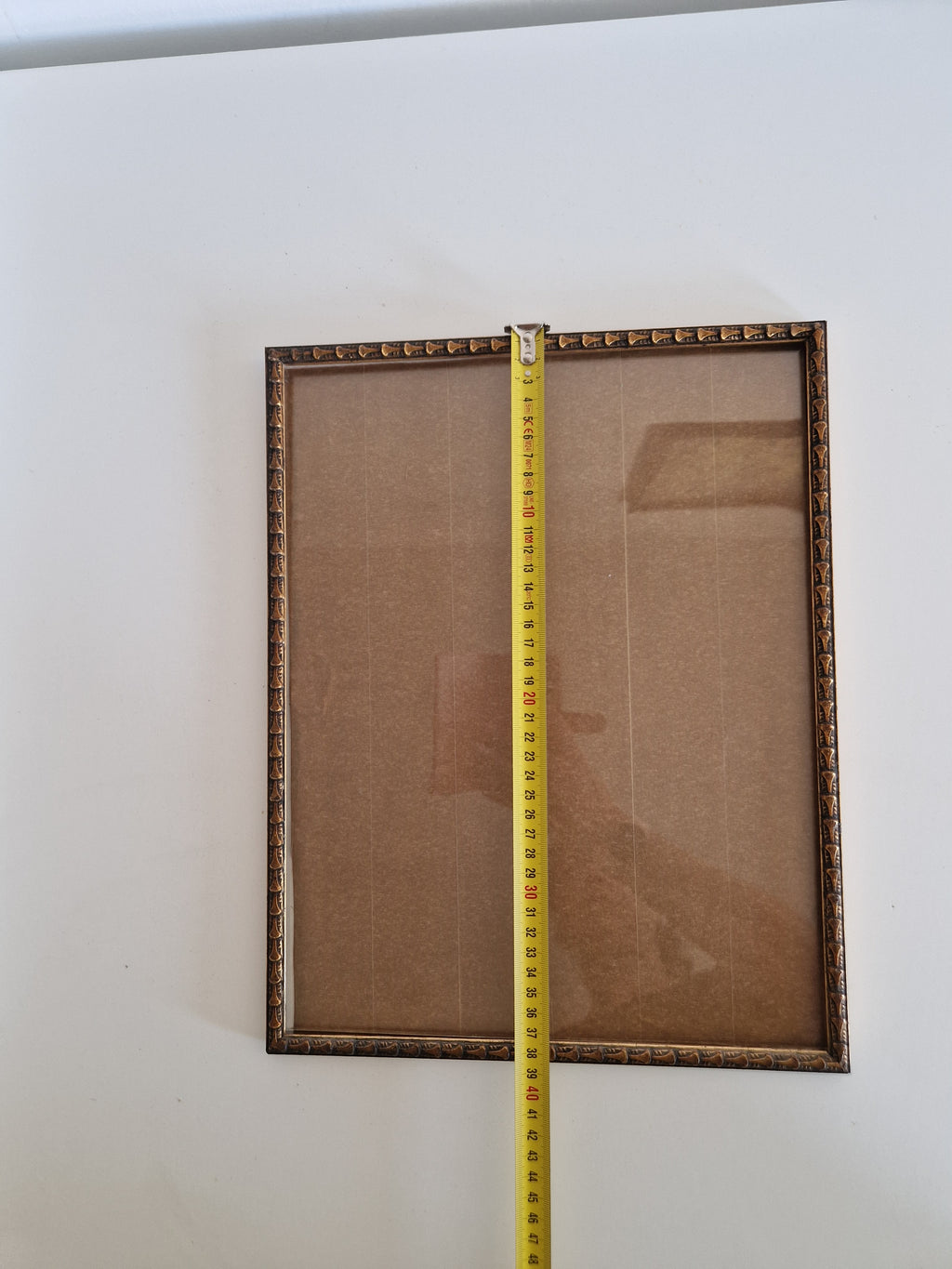 Cadre photo orné gaufré vintage avec verre – Bronze doré, 30×38 cm