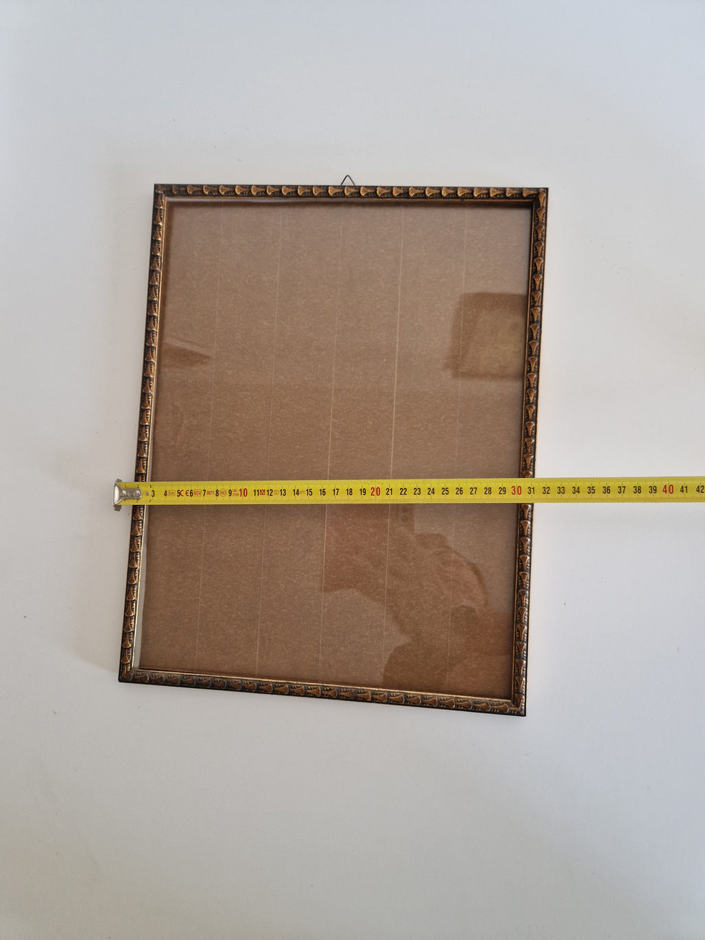 Cadre photo orné gaufré vintage avec verre – Bronze doré, 30×38 cm