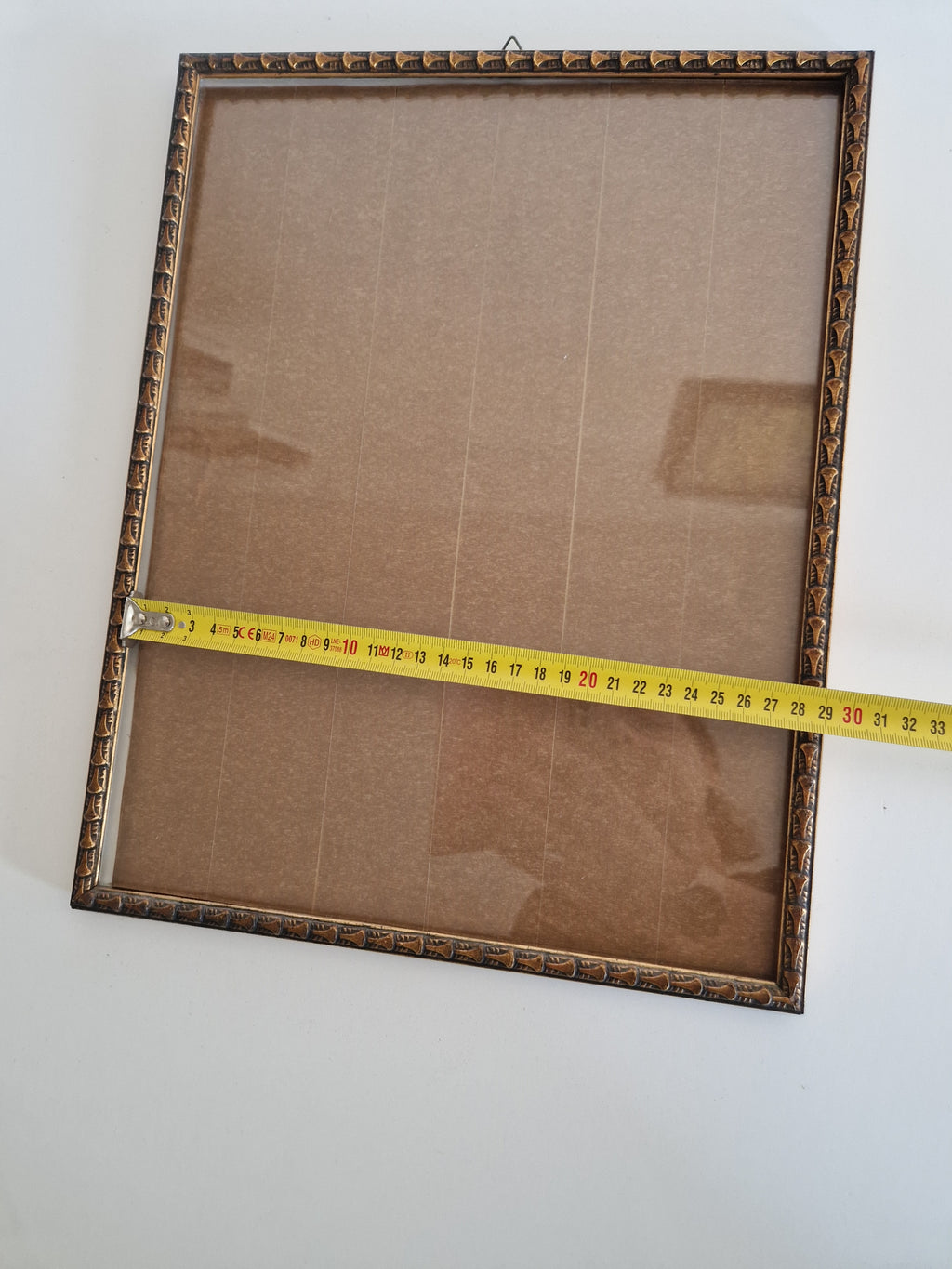 Cadre photo orné gaufré vintage avec verre – Bronze doré, 30×38 cm