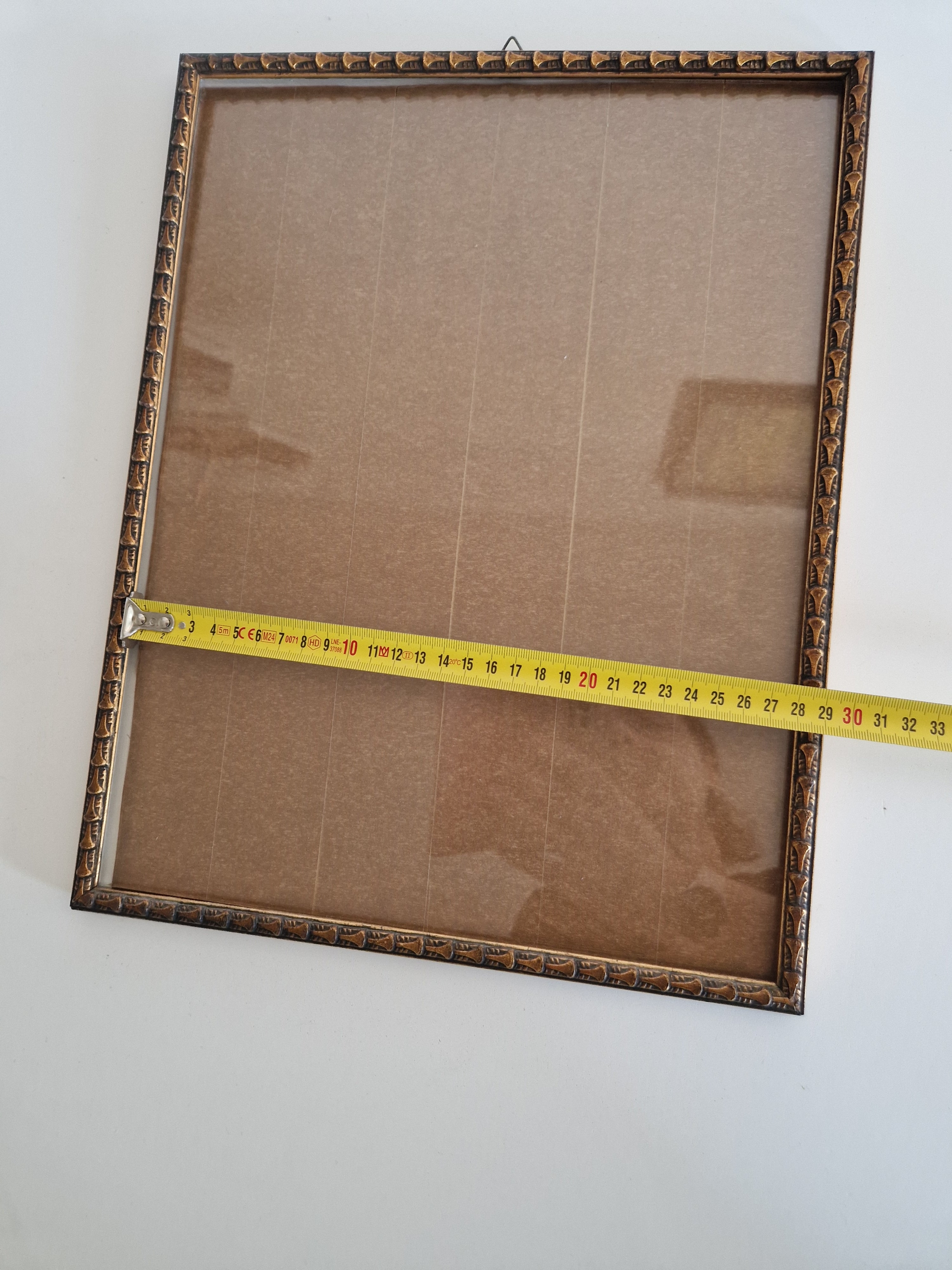 Cadre photo orné gaufré vintage avec verre – Bronze doré, 30×38 cm