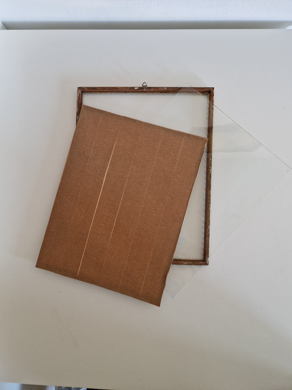 Cadre photo orné gaufré vintage avec verre – Bronze doré, 30×38 cm