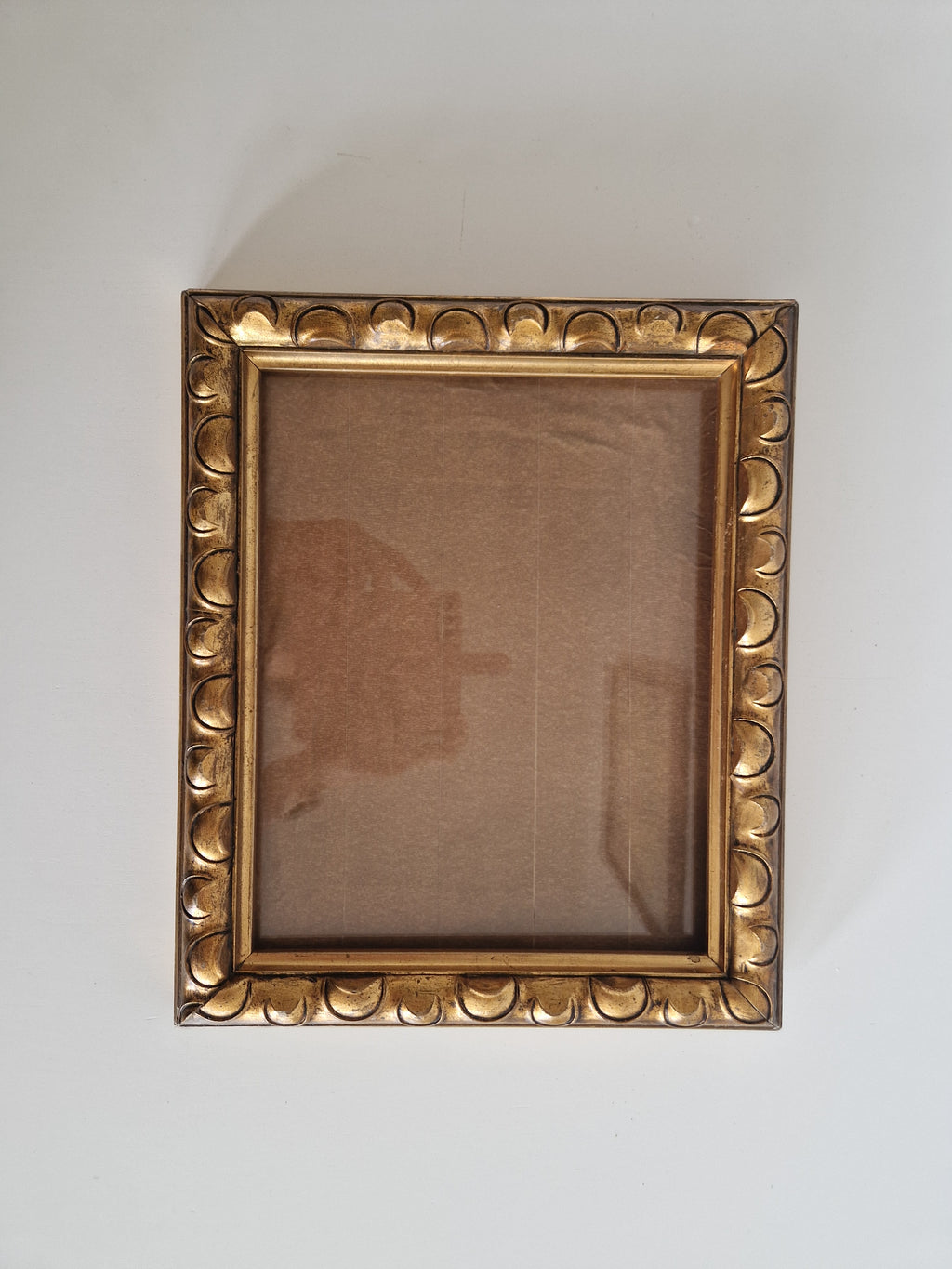 Cadre photo vintage en bois doré orné | Moulure à vagues festonnée | Ouverture 22×17cm | Verre inclus | Prêt à accrocher