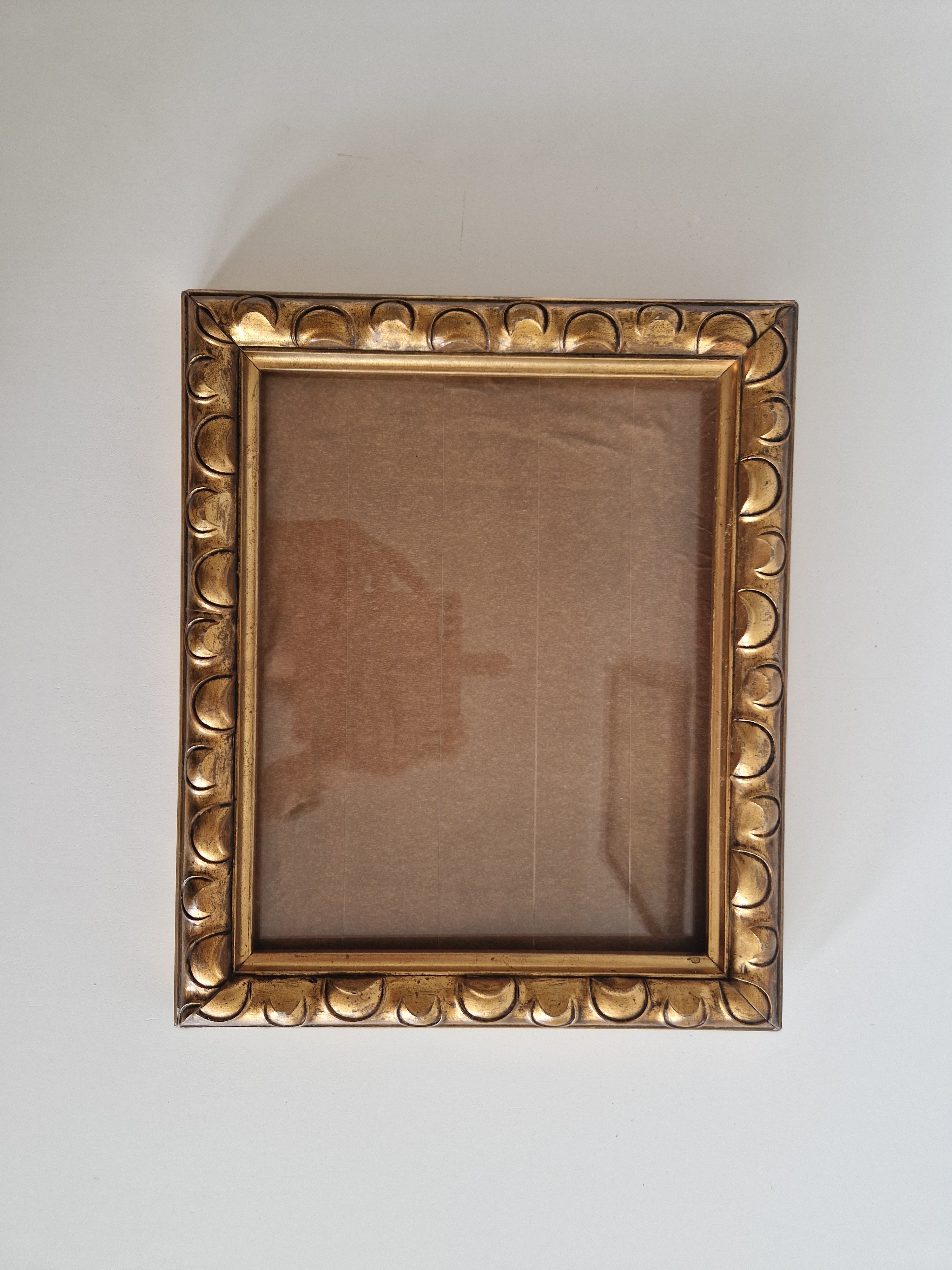 Cadre photo vintage en bois doré orné | Moulure à vagues festonnée | Ouverture 22×17cm | Verre inclus | Prêt à accrocher