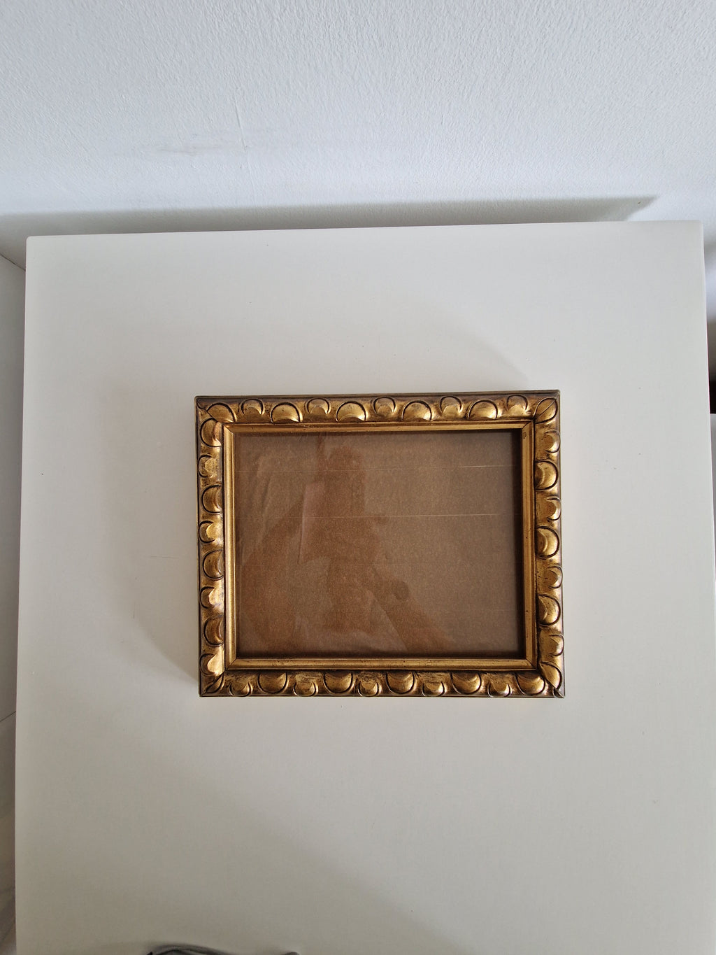 Cadre photo vintage en bois doré orné | Moulure à vagues festonnée | Ouverture 22×17cm | Verre inclus | Prêt à accrocher