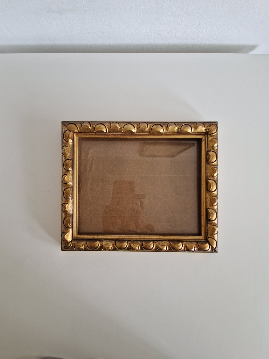 Cadre photo vintage en bois doré orné | Moulure à vagues festonnée | Ouverture 22×17cm | Verre inclus | Prêt à accrocher