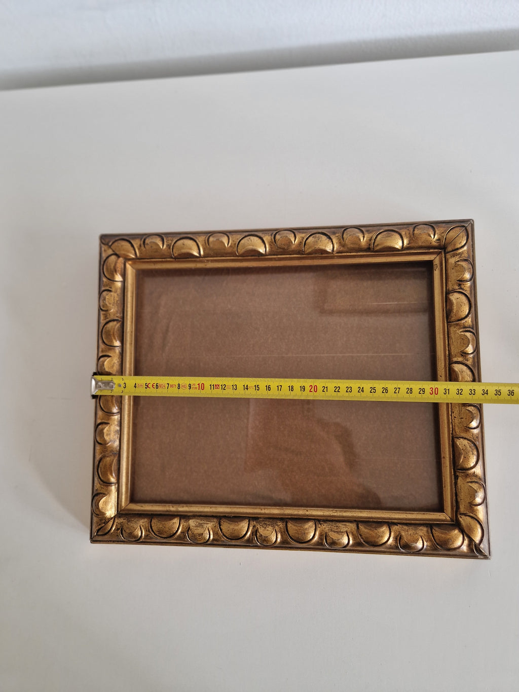 Cadre photo vintage en bois doré orné | Moulure à vagues festonnée | Ouverture 22×17cm | Verre inclus | Prêt à accrocher
