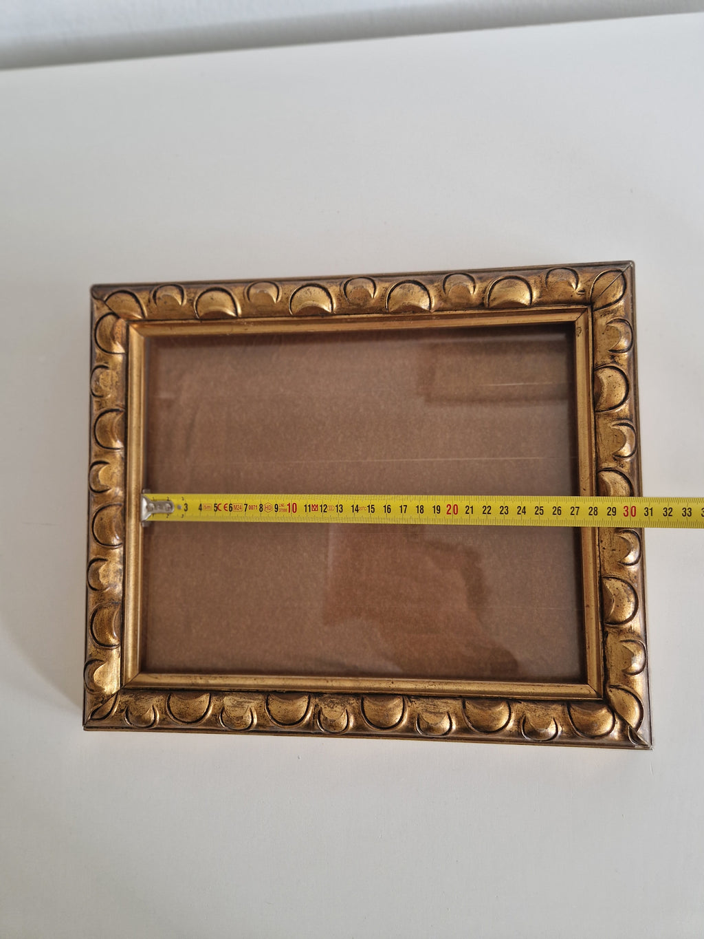 Cadre photo vintage en bois doré orné | Moulure à vagues festonnée | Ouverture 22×17cm | Verre inclus | Prêt à accrocher