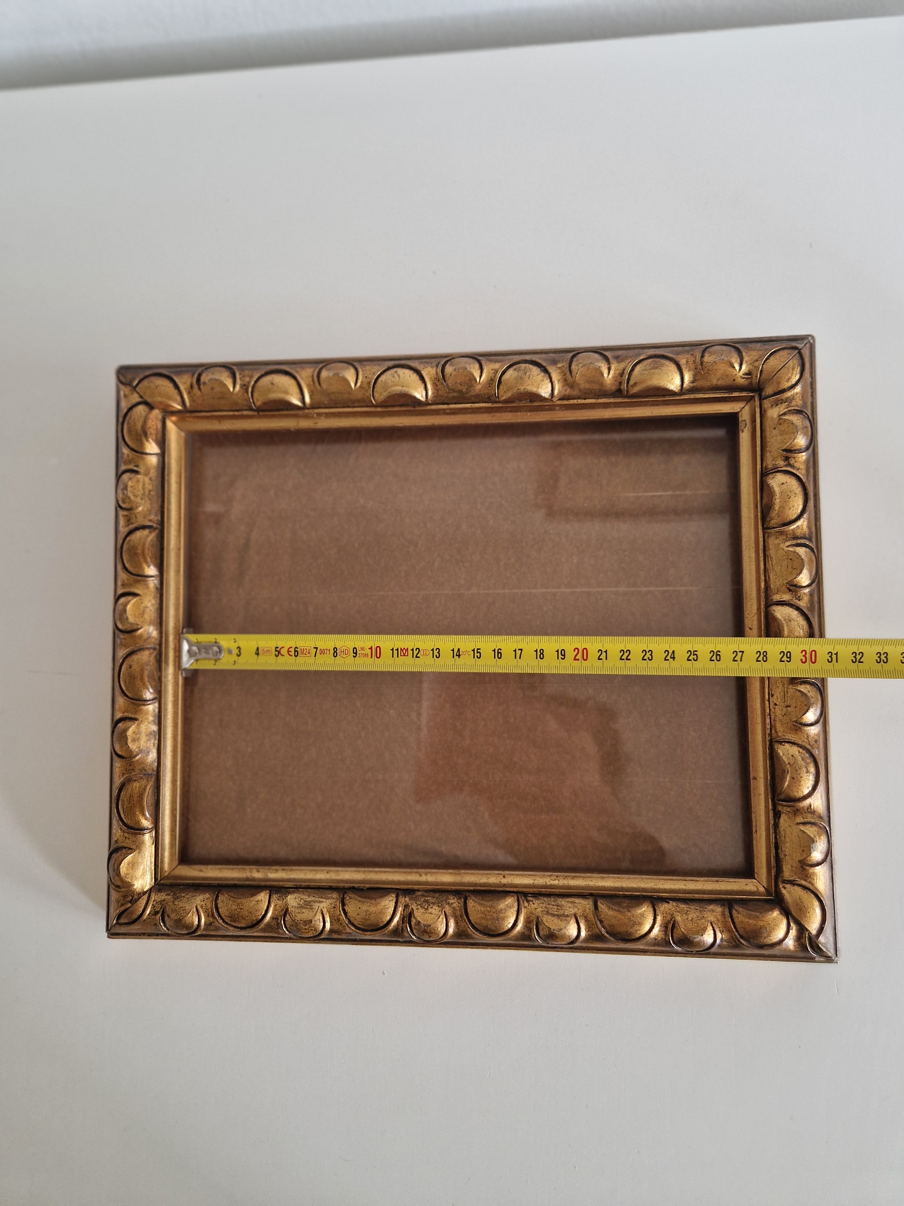 Cadre photo vintage en bois doré orné | Moulure à vagues festonnée | Ouverture 22×17cm | Verre inclus | Prêt à accrocher