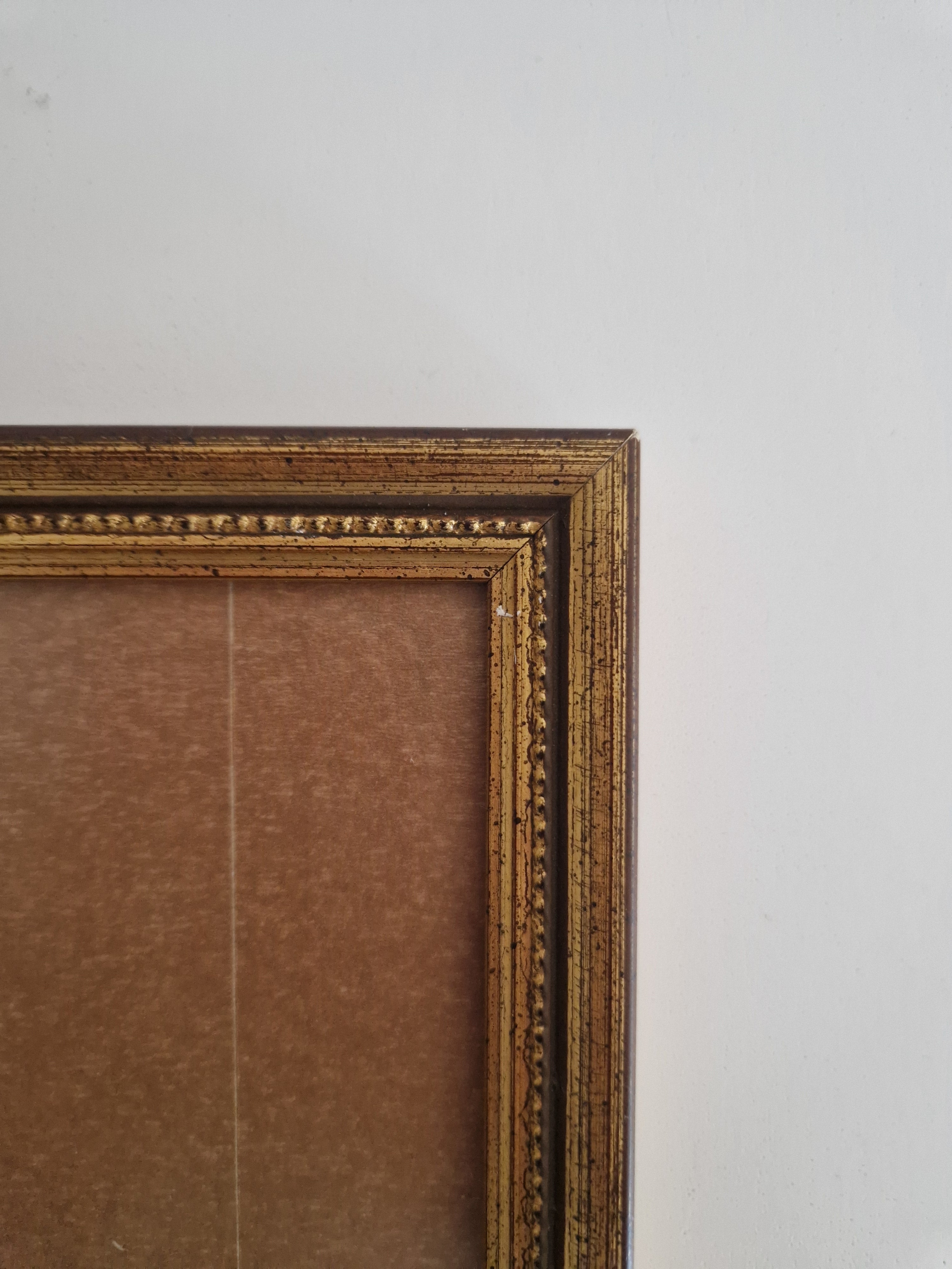 Cadre photo vintage en bois | Moulure perlée dorée antique | Ouverture 13 × 15 cm | Verre inclus | Prêt à accrocher