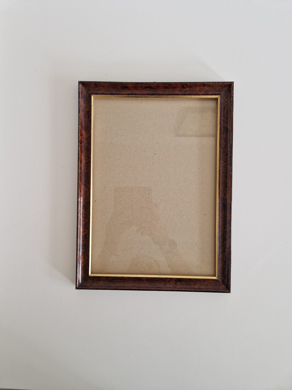Cadre photo vintage en bois | Placage de noyer madré foncé et filet doré | Ouverture 20 × 30 cm | Verre inclus