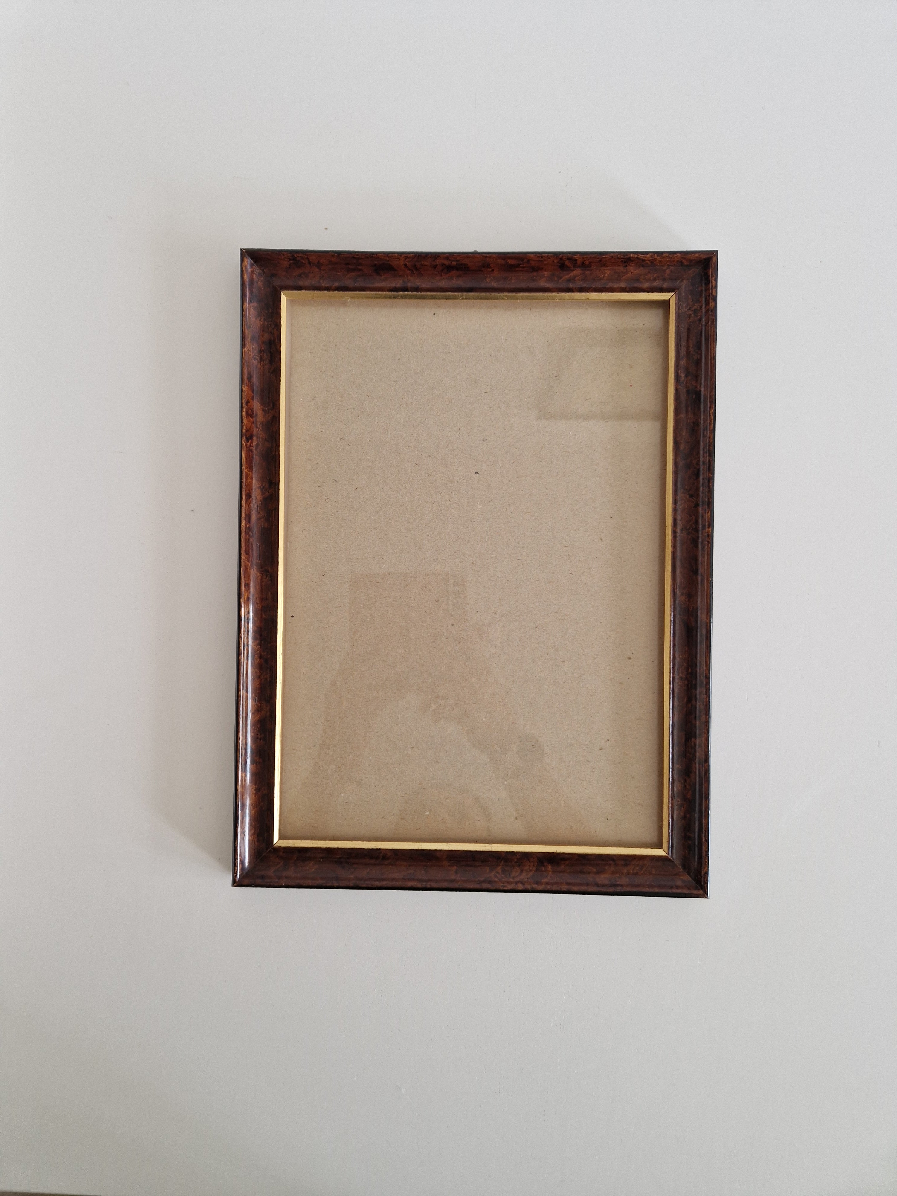 Cadre photo vintage en bois | Placage de noyer madré foncé et filet doré | Ouverture 20 × 30 cm | Verre inclus