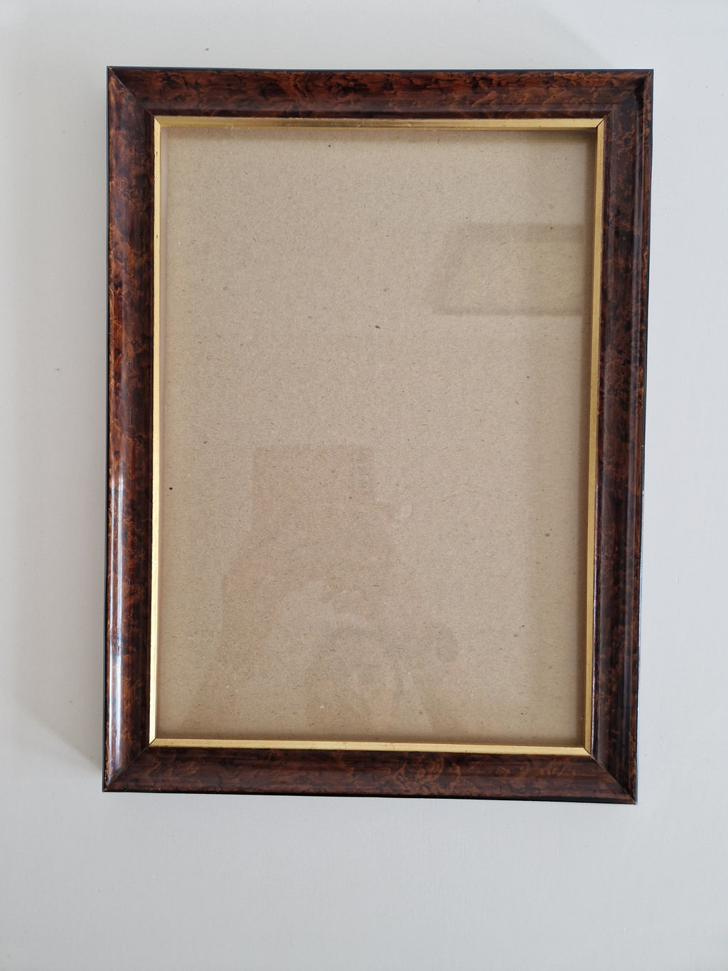 Cadre photo vintage en bois | Placage de noyer madré foncé et filet doré | Ouverture 20 × 30 cm | Verre inclus