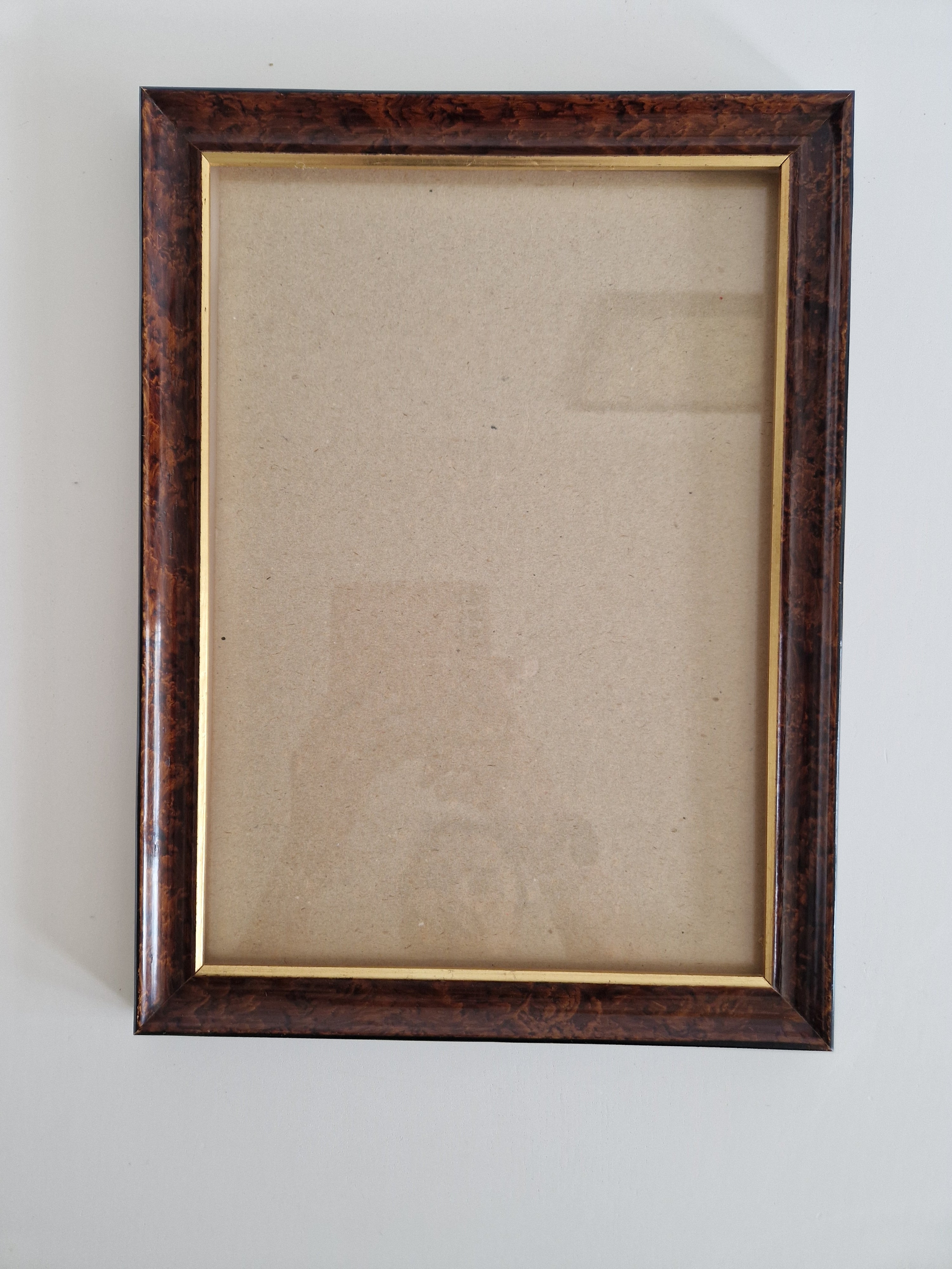Cadre photo vintage en bois | Placage de noyer madré foncé et filet doré | Ouverture 20 × 30 cm | Verre inclus