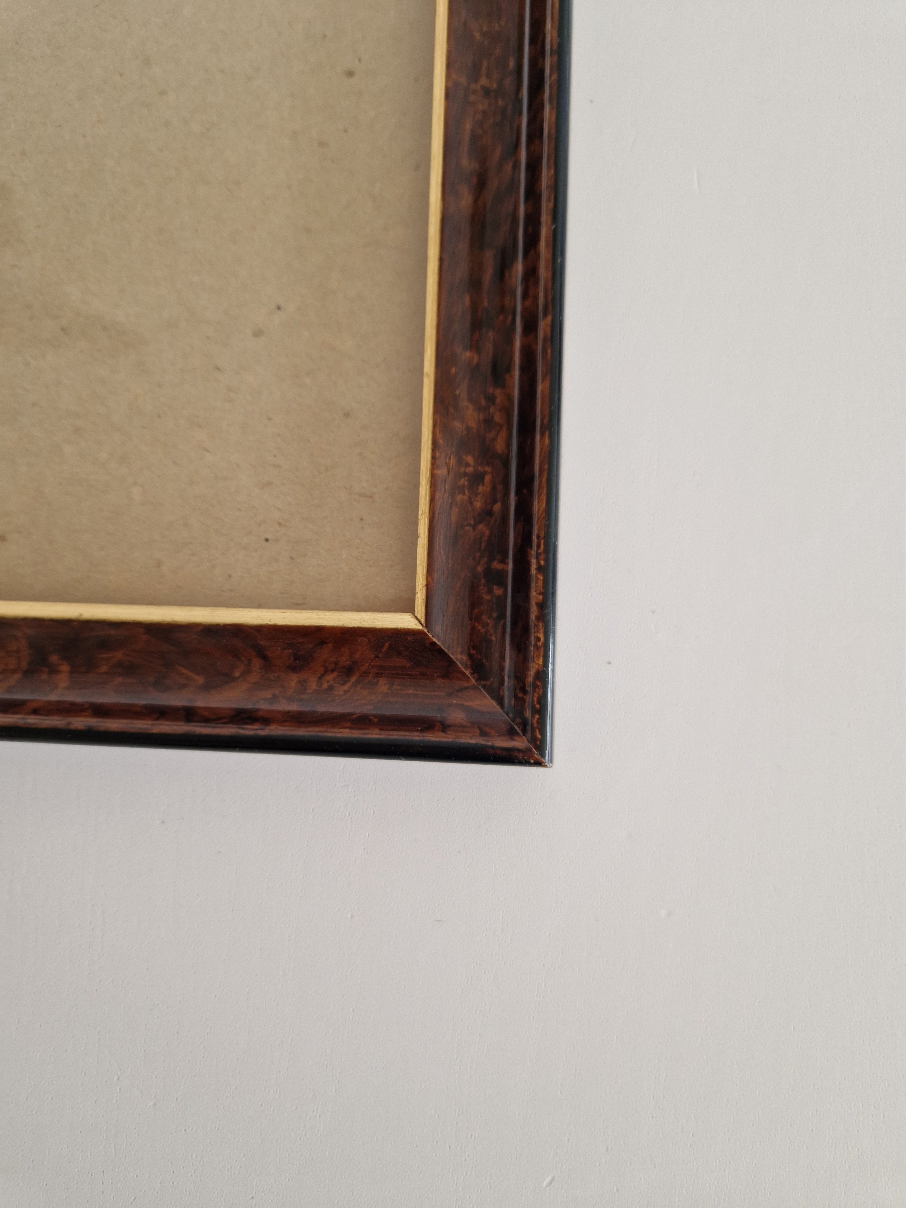 Cadre photo vintage en bois | Placage de noyer madré foncé et filet doré | Ouverture 20 × 30 cm | Verre inclus