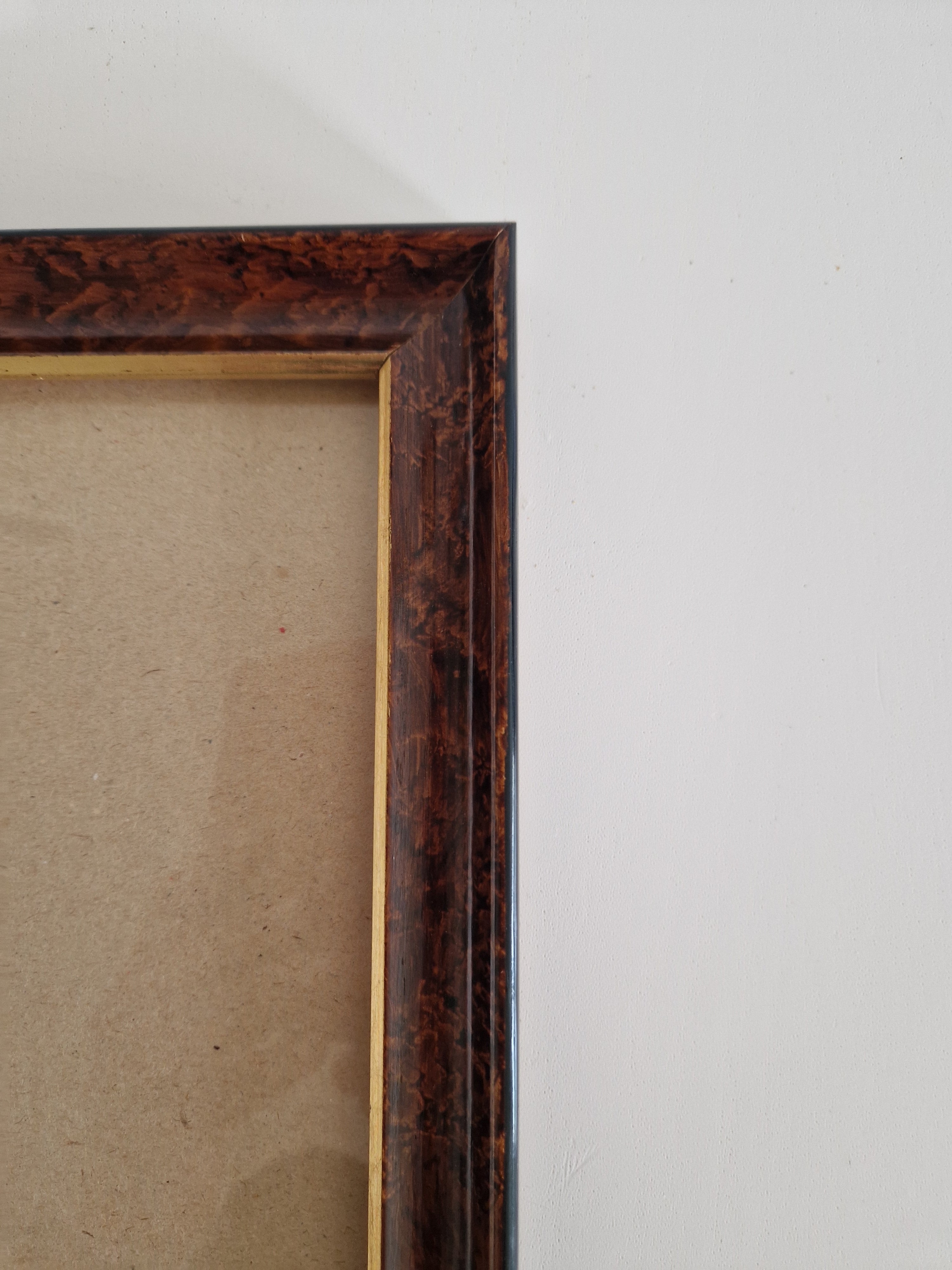 Cadre photo vintage en bois | Placage de noyer madré foncé et filet doré | Ouverture 20 × 30 cm | Verre inclus
