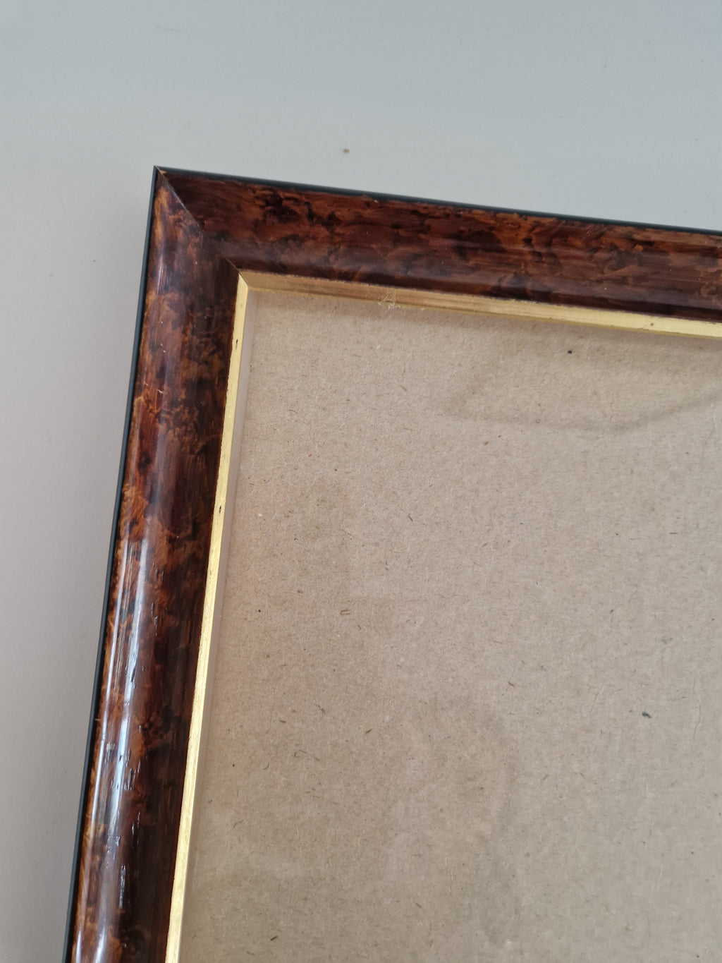 Cadre photo vintage en bois | Placage de noyer madré foncé et filet doré | Ouverture 20 × 30 cm | Verre inclus