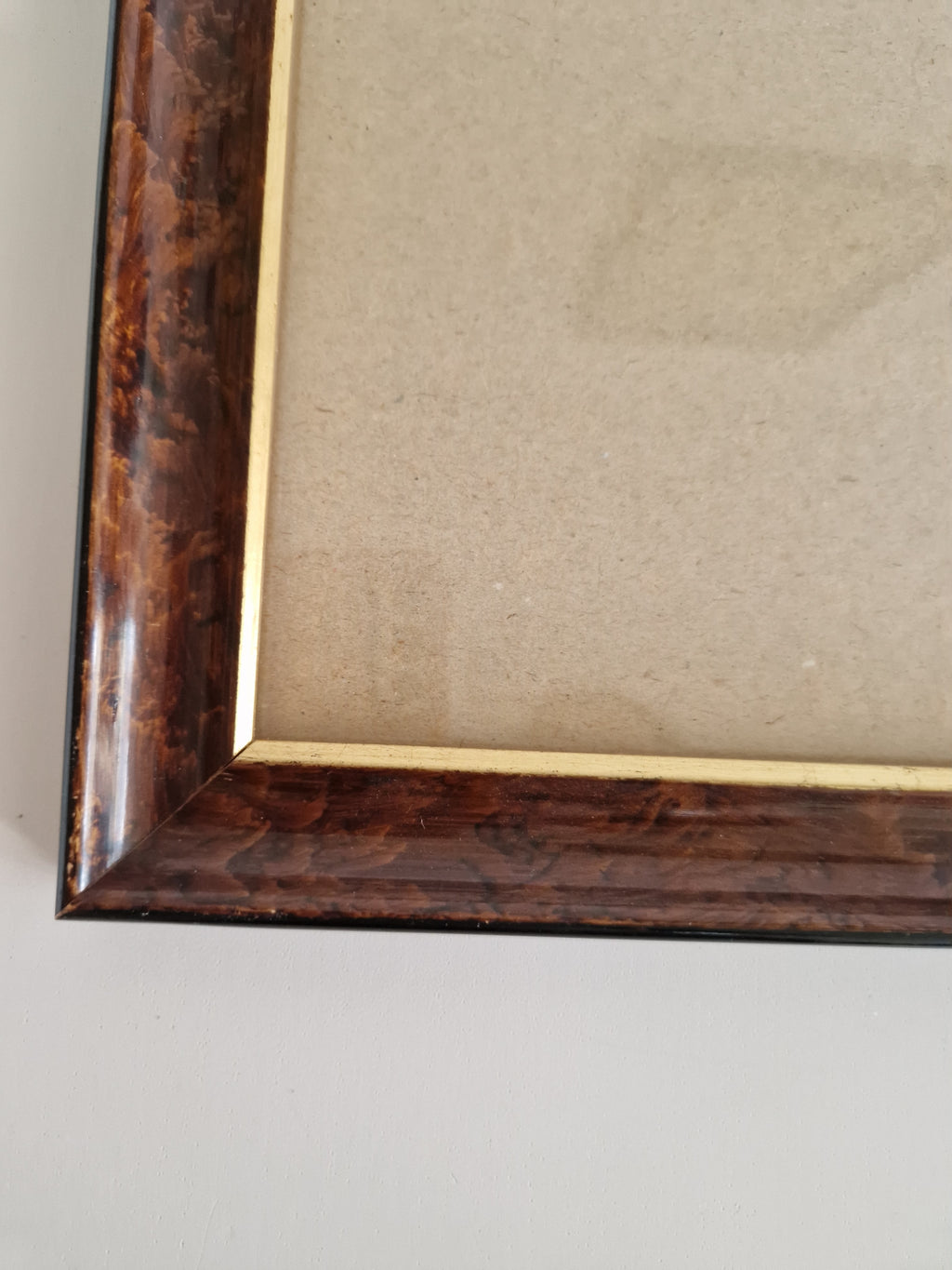Cadre photo vintage en bois | Placage de noyer madré foncé et filet doré | Ouverture 20 × 30 cm | Verre inclus