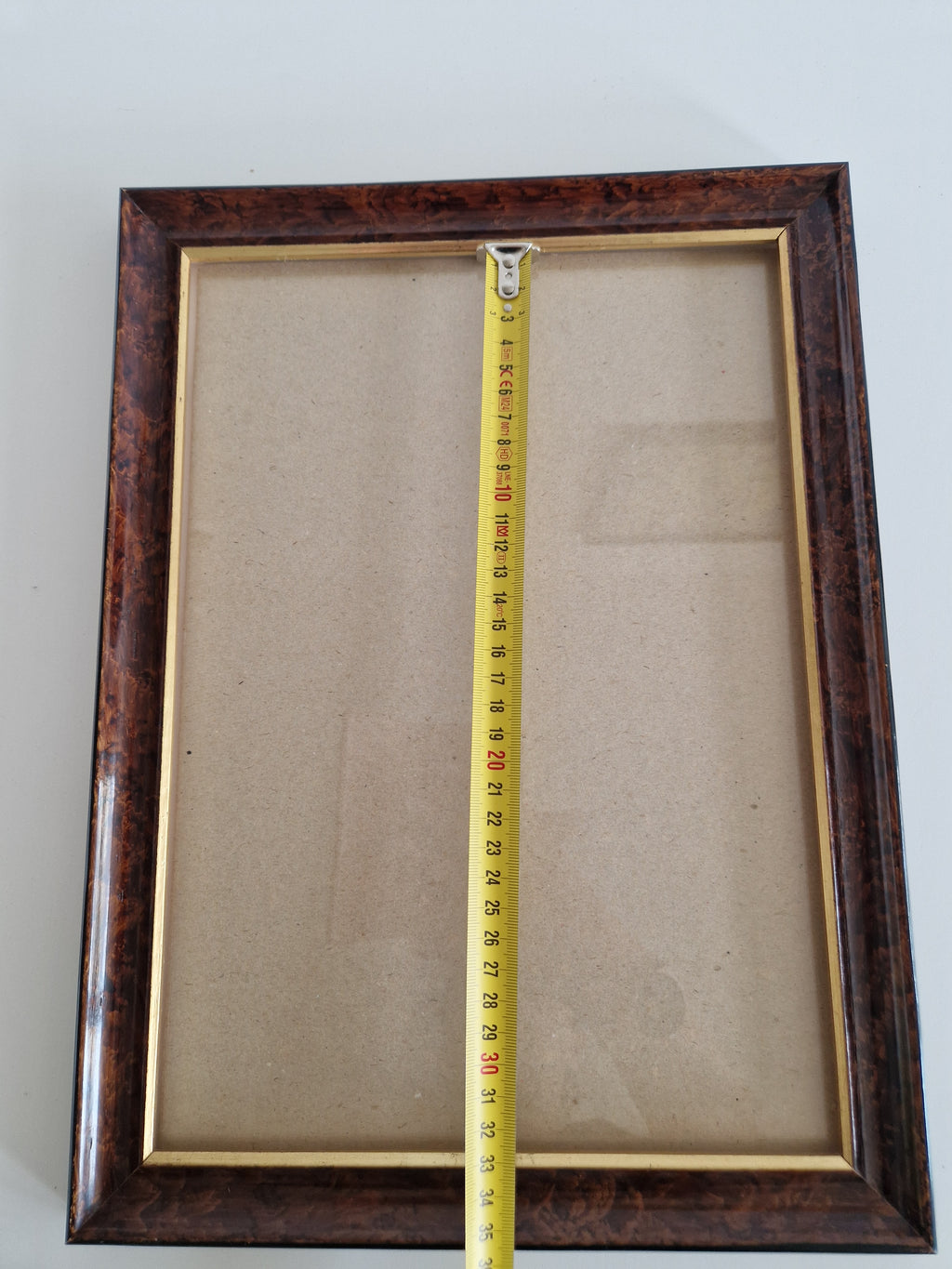 Cadre photo vintage en bois | Placage de noyer madré foncé et filet doré | Ouverture 20 × 30 cm | Verre inclus