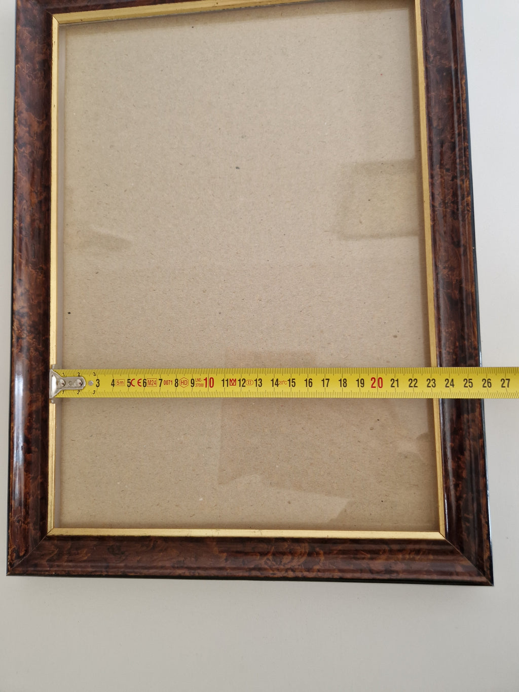 Cadre photo vintage en bois | Placage de noyer madré foncé et filet doré | Ouverture 20 × 30 cm | Verre inclus