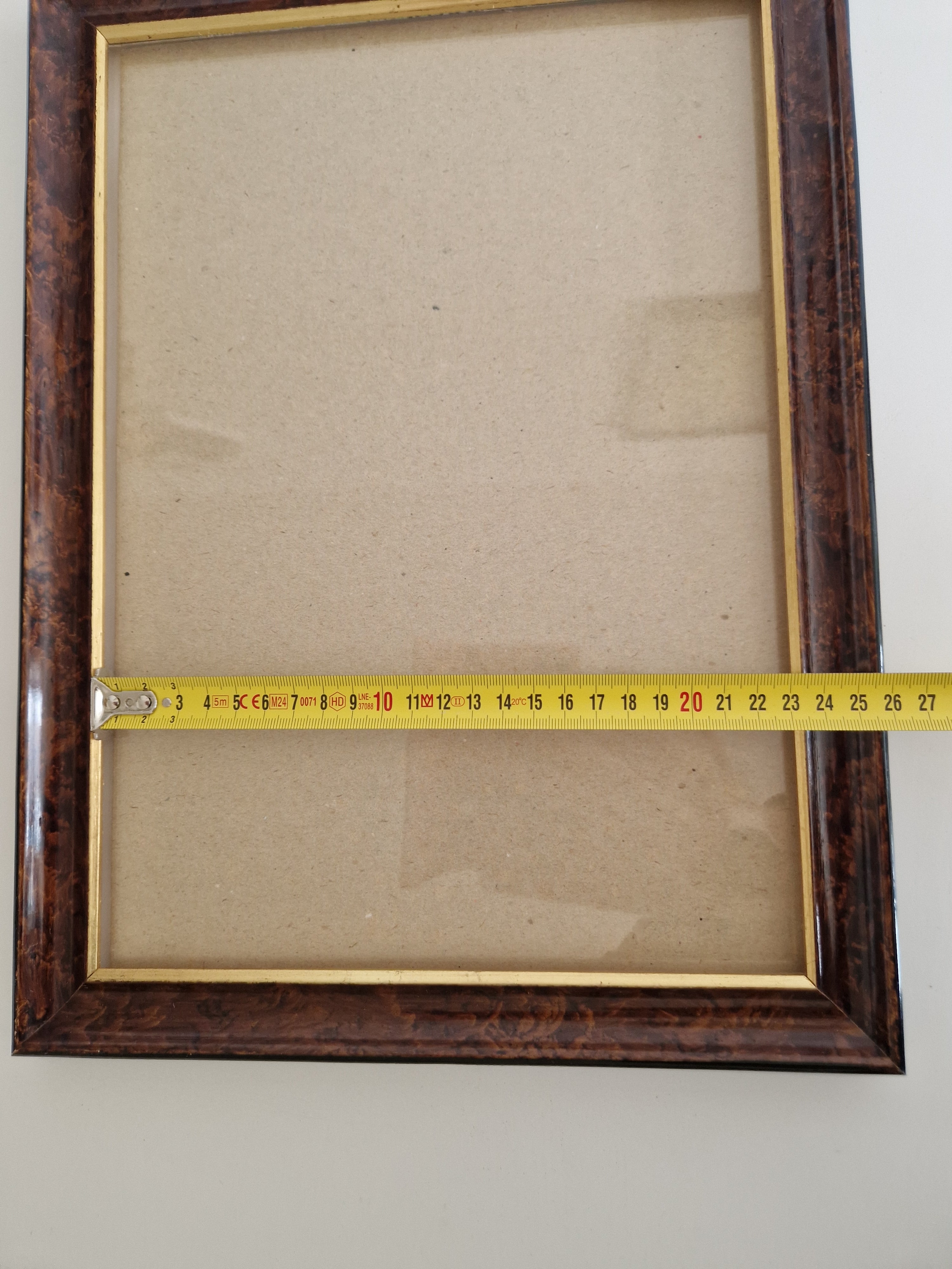 Cadre photo vintage en bois | Placage de noyer madré foncé et filet doré | Ouverture 20 × 30 cm | Verre inclus