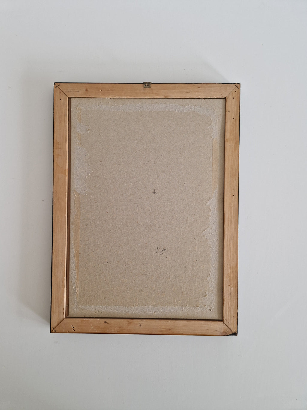 Cadre photo vintage en bois | Placage de noyer madré foncé et filet doré | Ouverture 20 × 30 cm | Verre inclus
