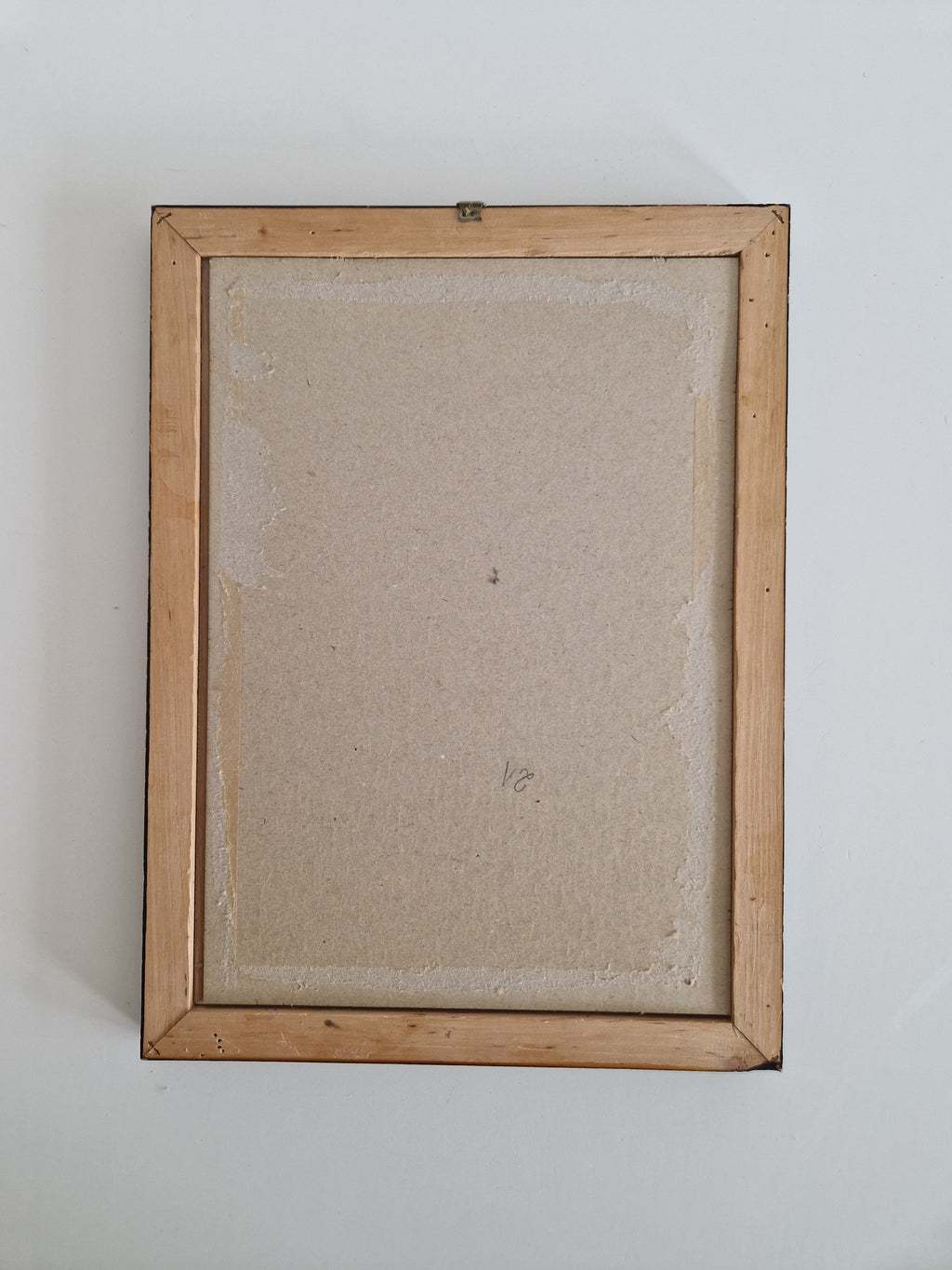 Cadre photo vintage en bois | Placage de noyer madré foncé et filet doré | Ouverture 20 × 30 cm | Verre inclus