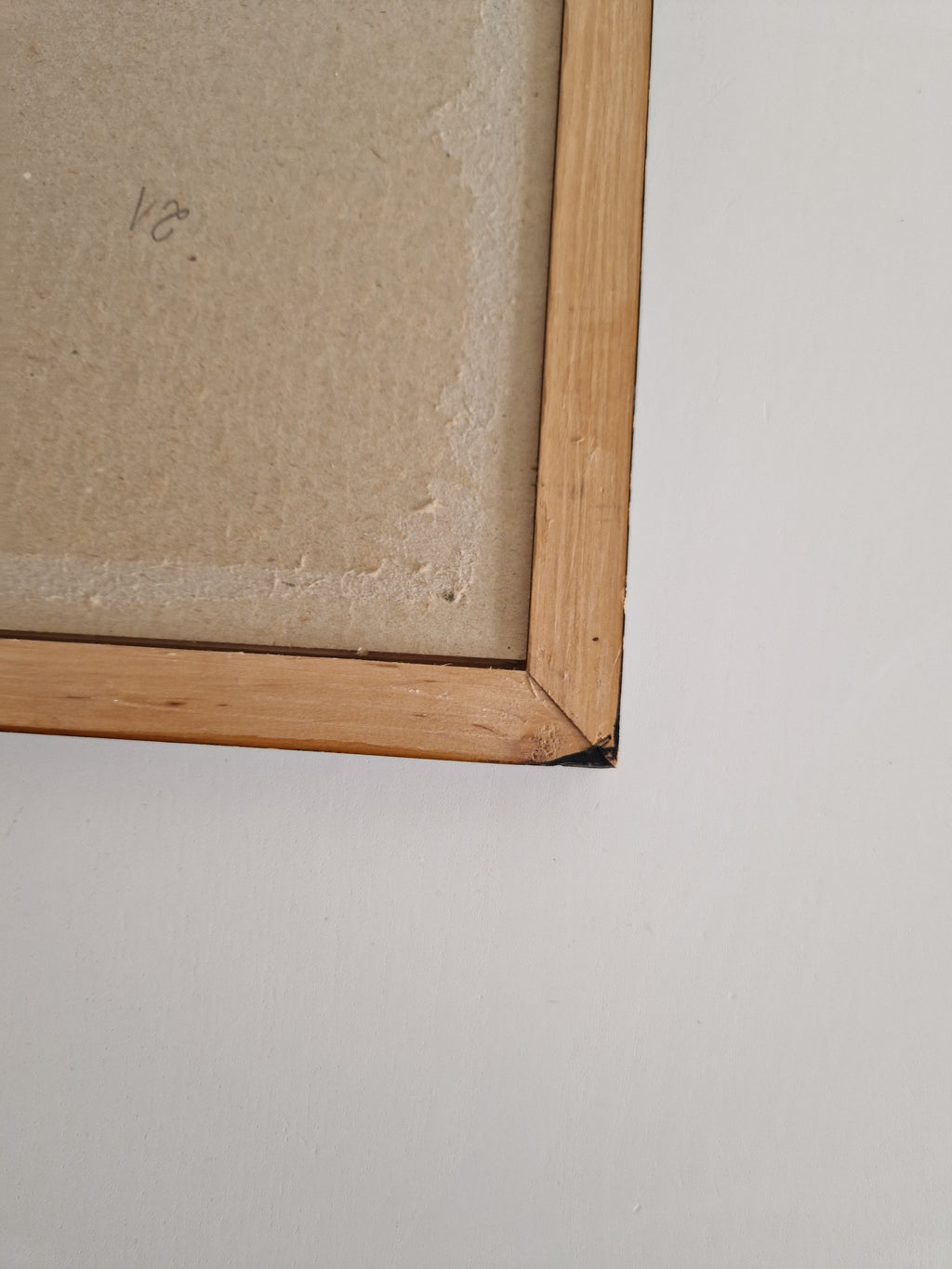 Cadre photo vintage en bois | Placage de noyer madré foncé et filet doré | Ouverture 20 × 30 cm | Verre inclus